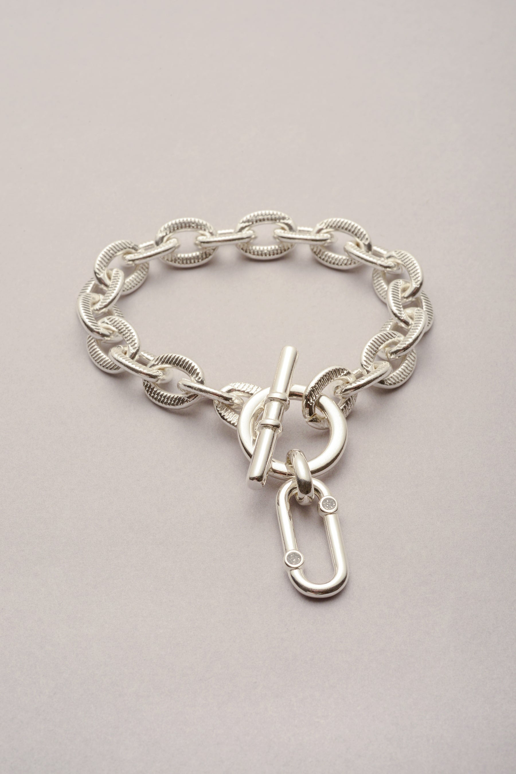 Le bracelet Scarlett pendentif  Ricky Strass est un bijou pour femme argenté. Fabriqué en France, c'est une création artisanale. 