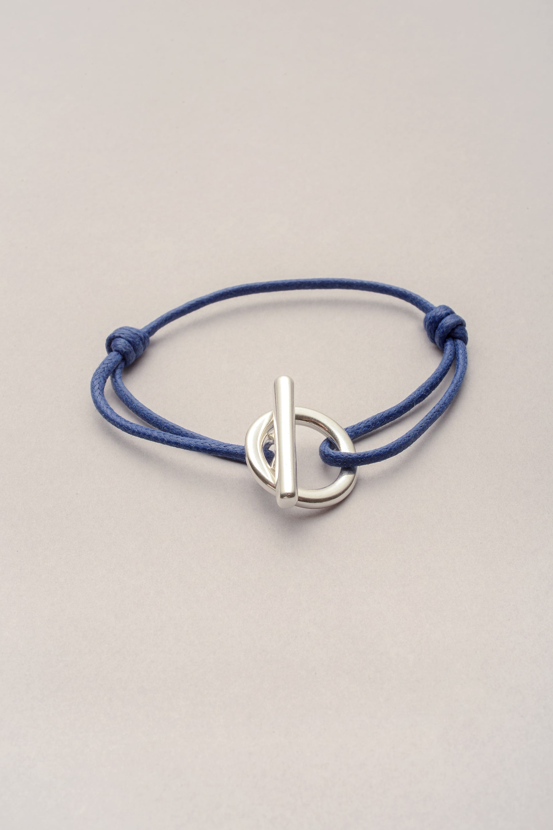 Ce bracelet est composé d'un cordon ajustable grâce à deux noeuds coulissants et d'un fermoir en T. Ce bijou s'adapte à toutes les morphologies, pas cher et coloré. 