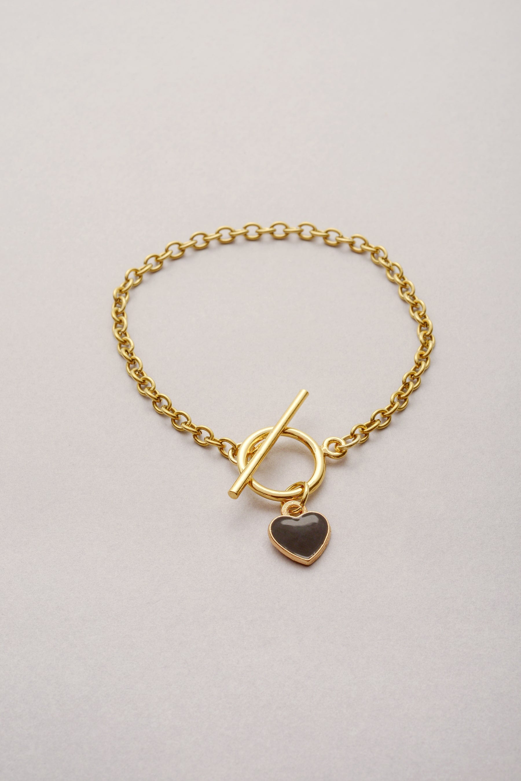 Ce bracelet est composé d'une chaîne fine doré, d'un fermoir en T et d'un pendentif coeur émaillé. Bijou pour femme et enfant fabriqué en France. 
