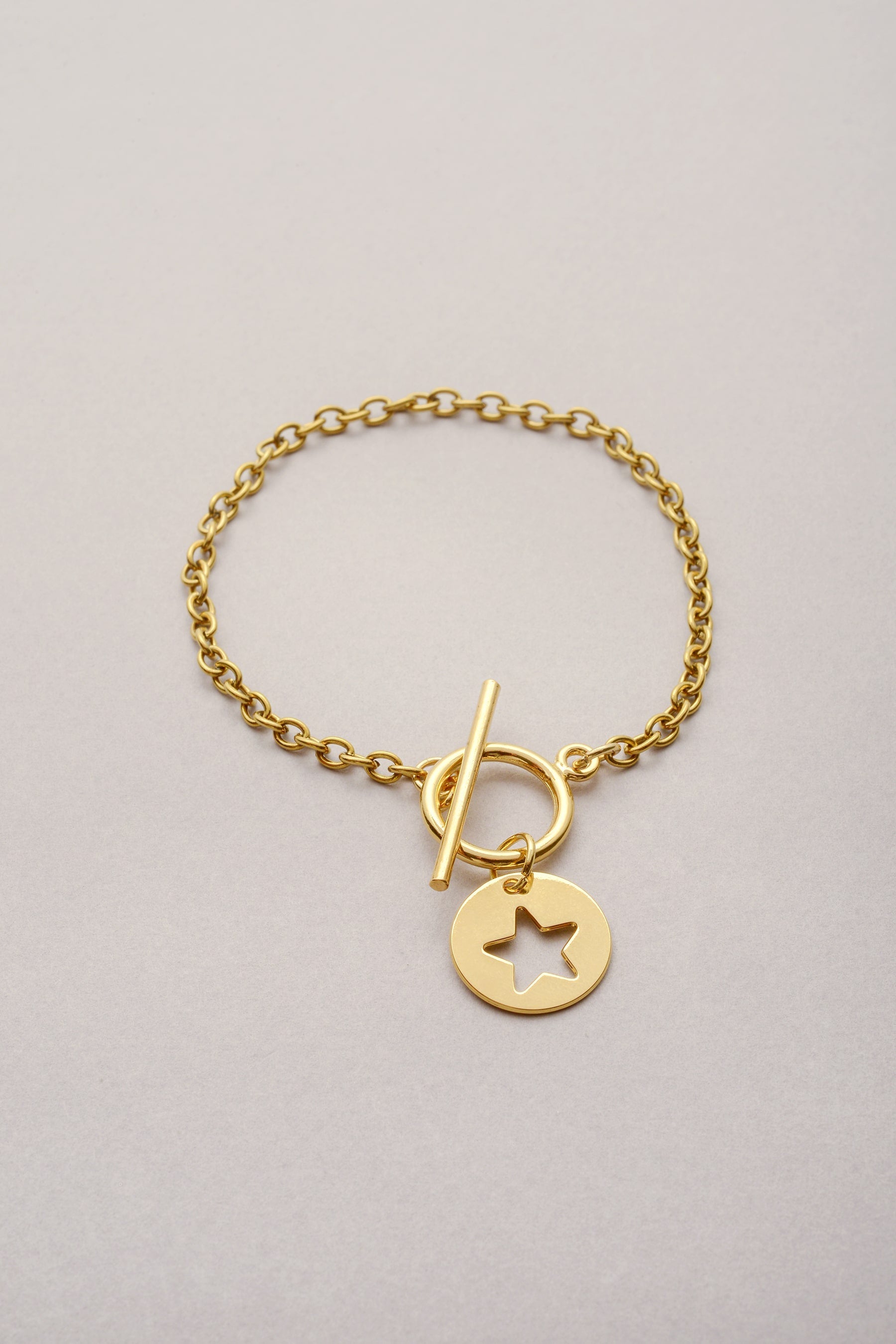 Bracelet composé d'une chaîne fine doré et d'un médaille étoile évidée. Fabriqué en France, ce bijou en France est pratique grâce à son fermoir en T. 