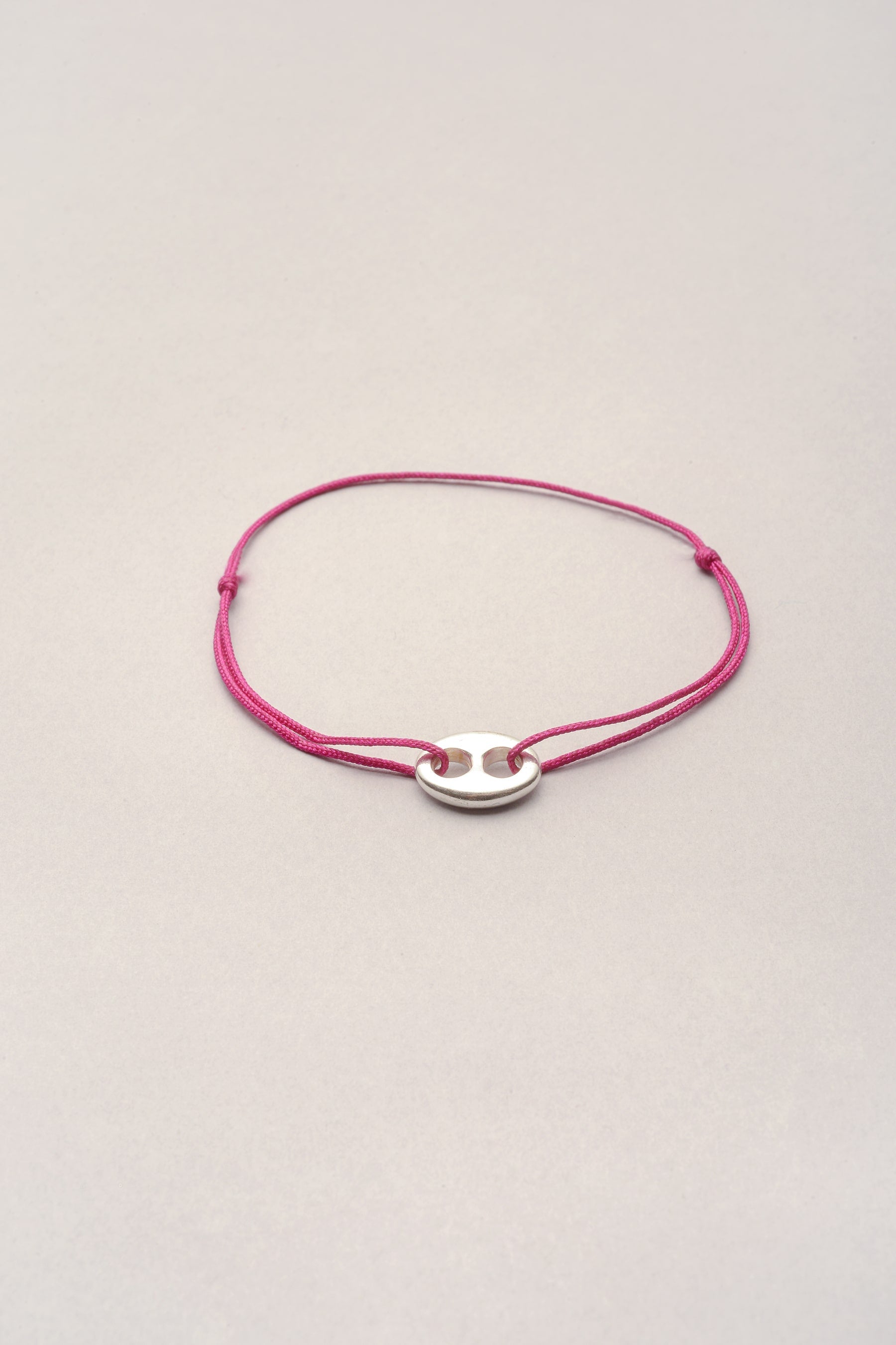 Le bracelet mini grain de café sur cordon fin coloré argenté