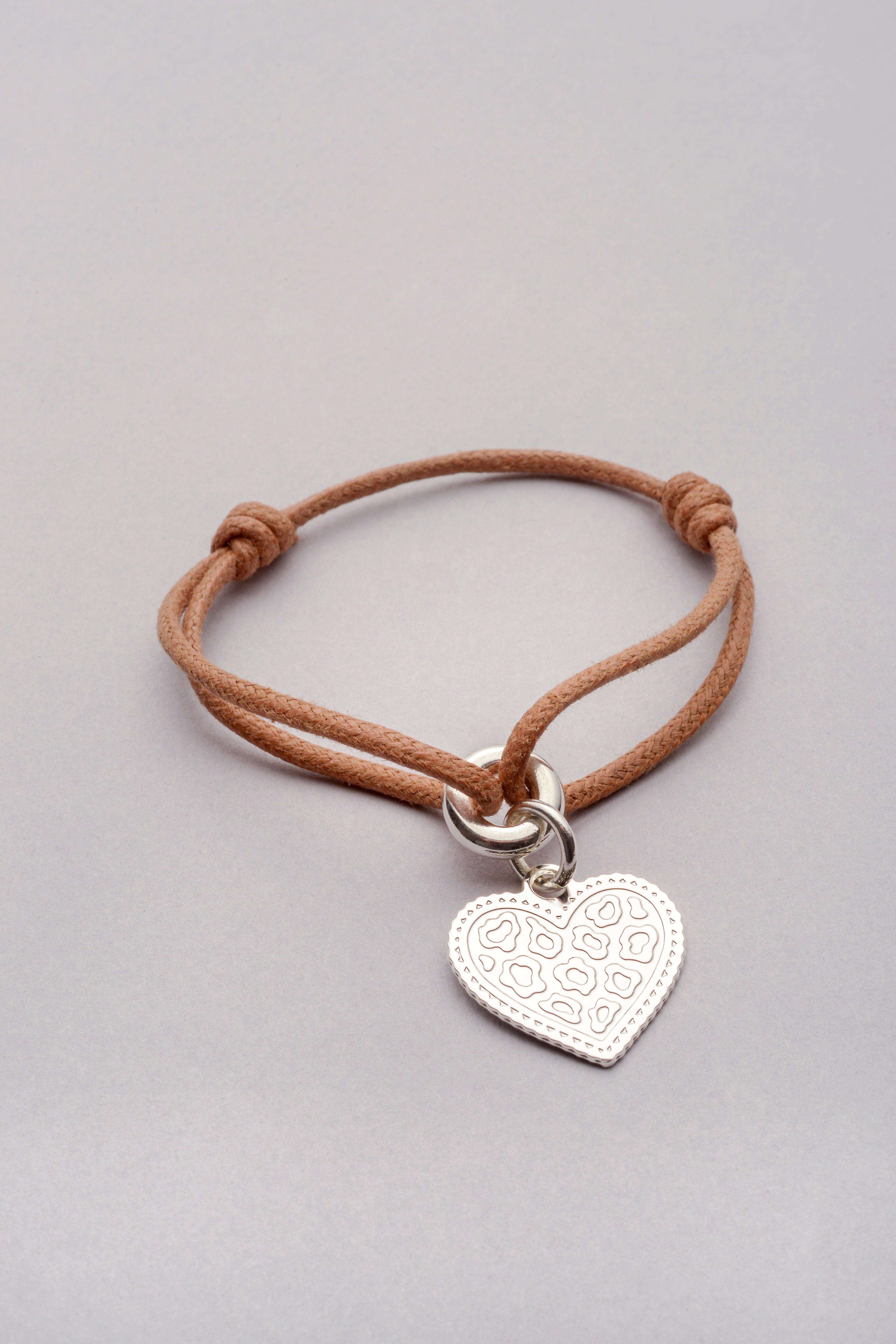 Bracelet cordon coloré réglable avec pendentif argenté en forme de coeur et gravé d'un motif léopard
