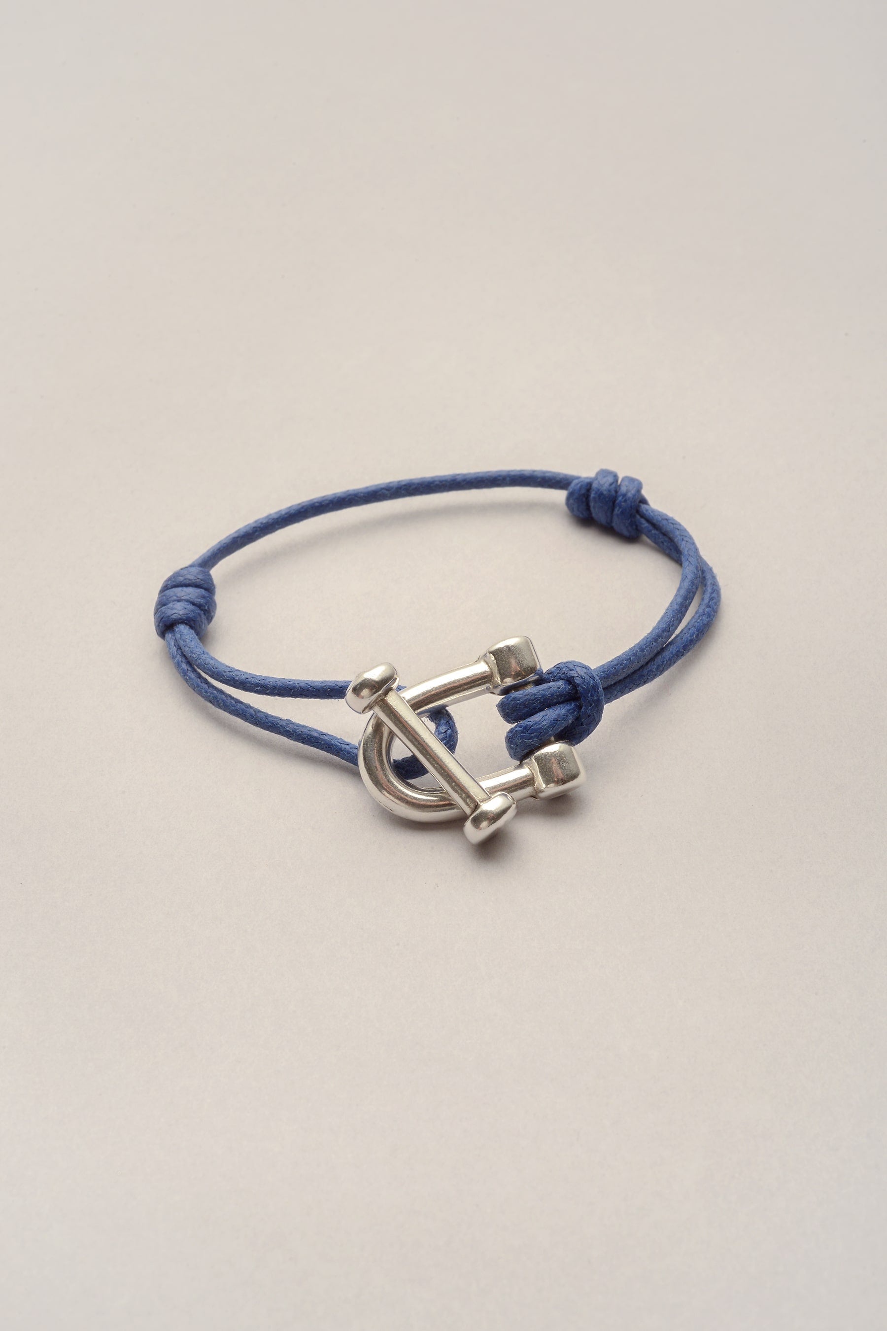 Bracelet cordon Manille mixte argenté et ajustable. Pratique il s'ouvre et se ferme grâce à son fermoir. 