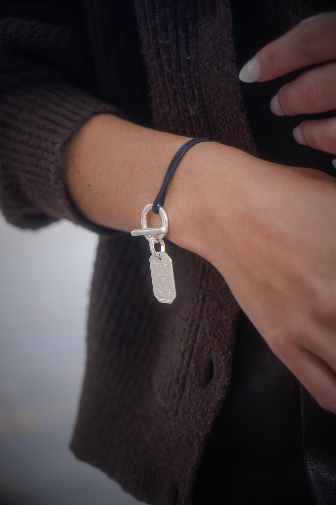 Le bracelet cordon attache de la collection fleurs d'hiver de Musardise.