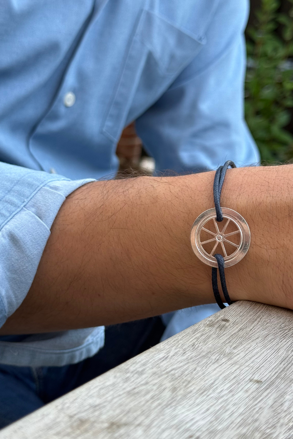 Bracelet cordon avec pendentif en forme de roue. Bracelet argenté cordon pour homme fabrique en france. 