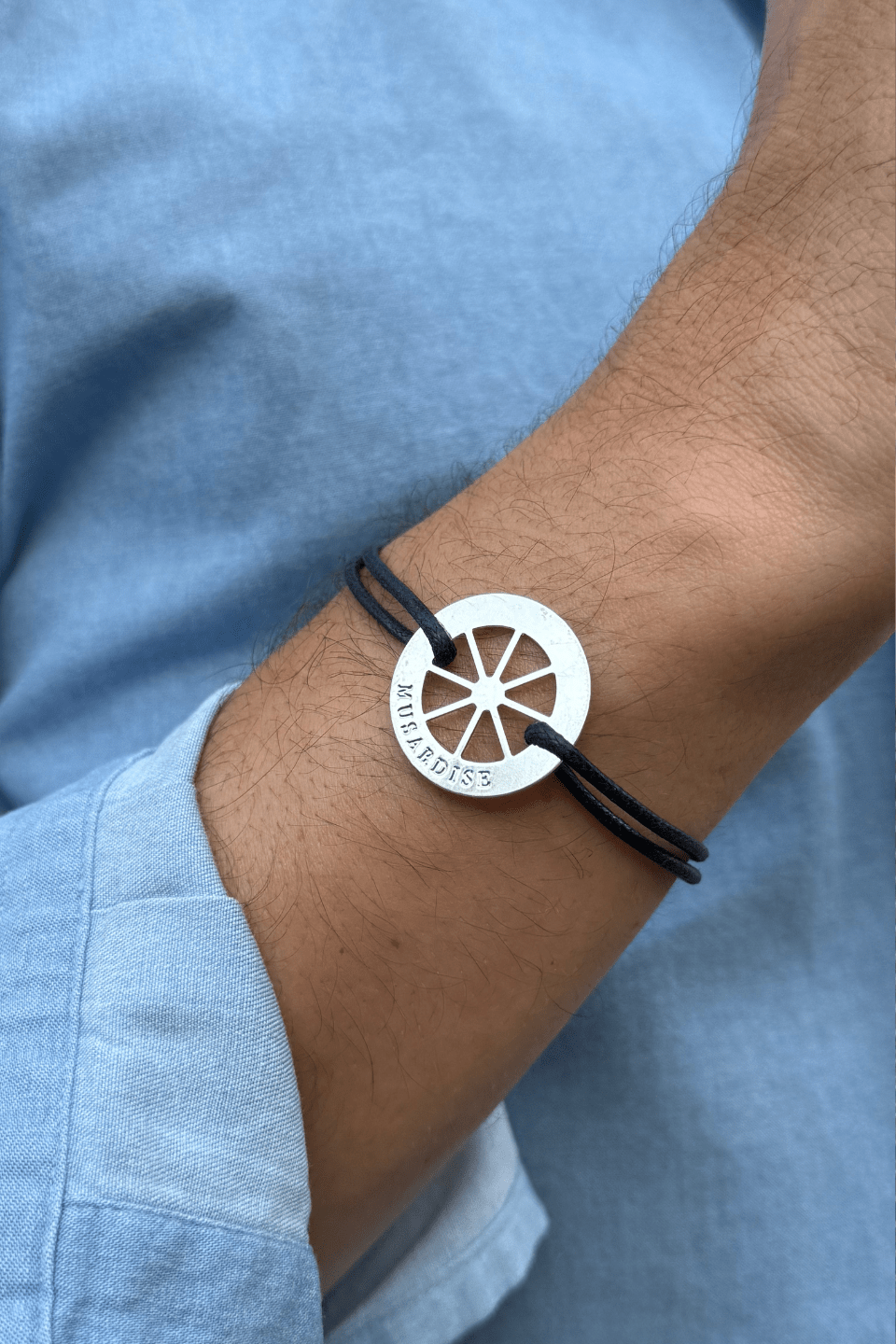 Bracelet cordon avec pendentif roue. Bijou pour homme fabriqué en France. Bracelet argenté mixte. 