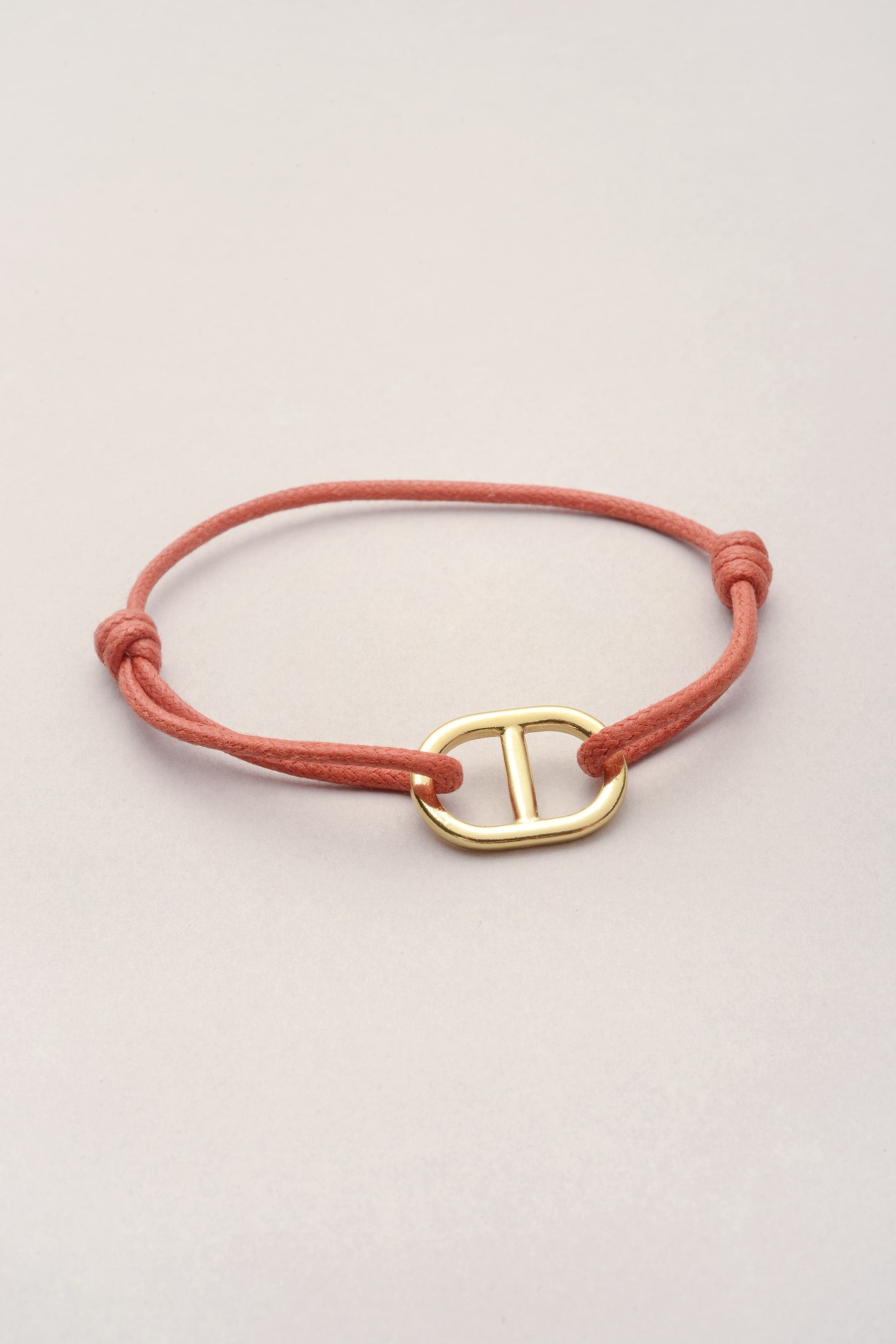 Ce bracelet est composé d'un pendentif maille marine doré et d'un cordon de coton coloré. Ce bijou est personnalisable dans votre couleur préférée ! Made in France, ce bracelet a été imaginé dans notre atelier à Toulouse. 