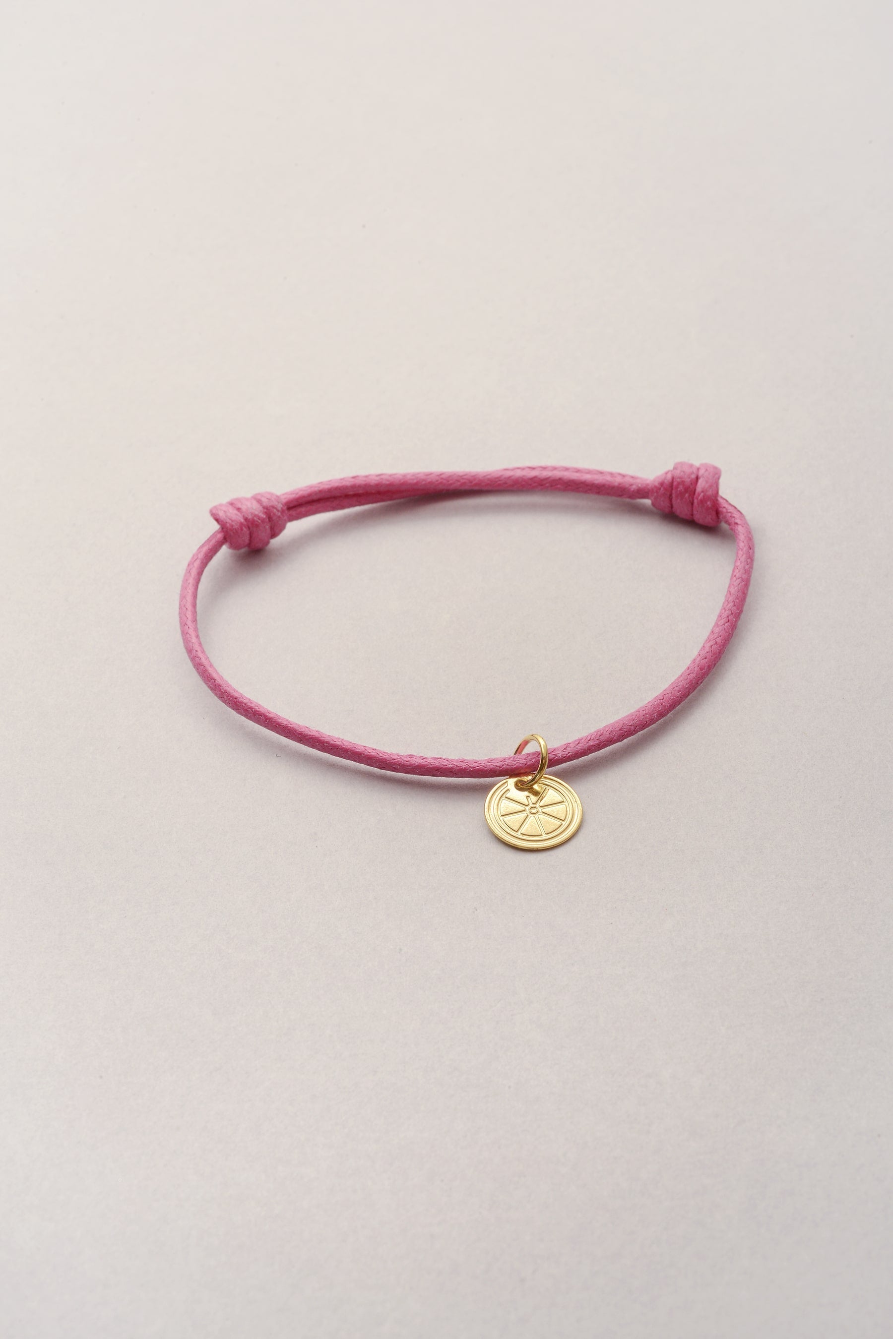Ce bracelet cordon est un bracelet simplement composé d'un cordon et d'un pendentif roue Musardise de 10mm. Réglable et coloré, vous pouvez ajouter vos pendentifs personnels ! 