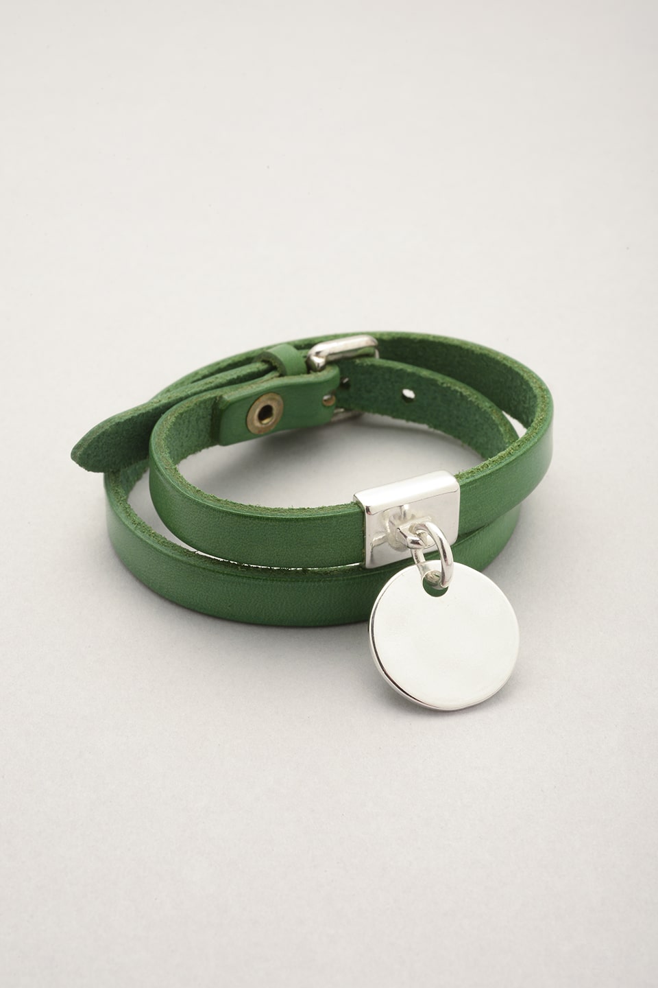 Ce bijou est composé d'un bracelet en cuir et d'une médaille argentée. Ajustable grâce à 5 crans, ce bracelet se porte comme une montre. Bijou argenté en cuir véritable. 