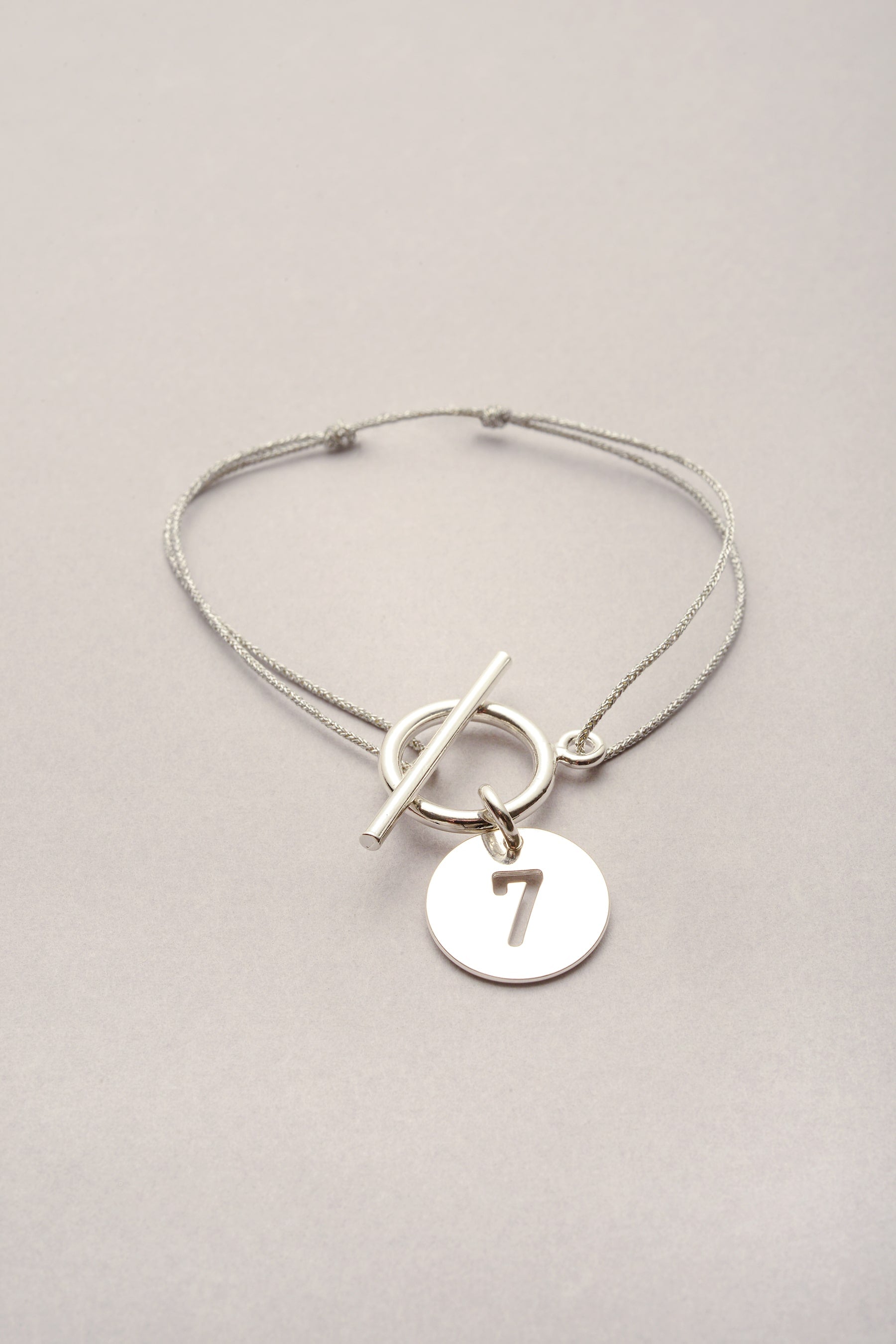 Le bracelet Lou chiffre personnalisable de 1 à 12 sur cordon fin coloré changeable