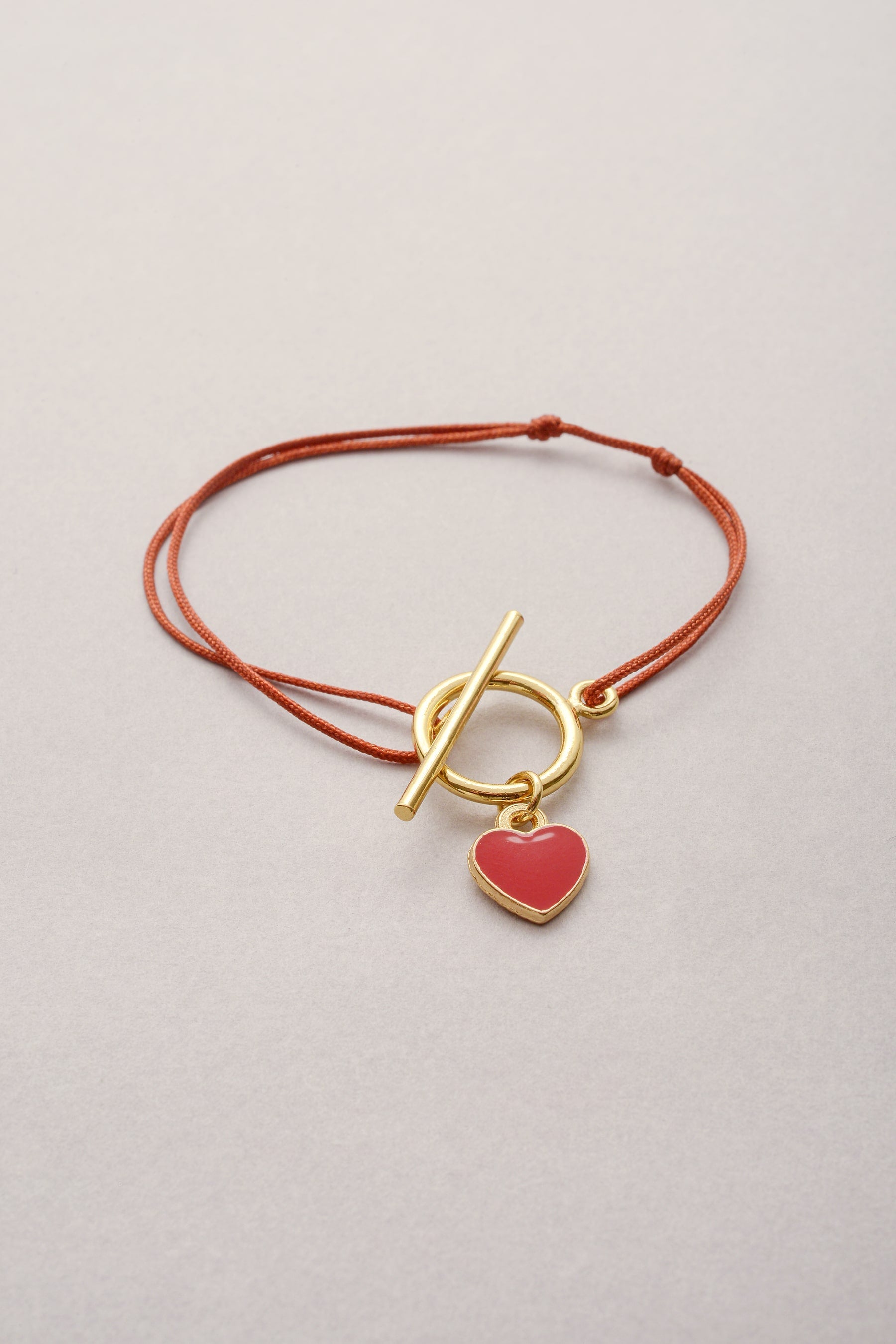 Le bracelet Lou dorée sur cordon fin et coloré de Musardise