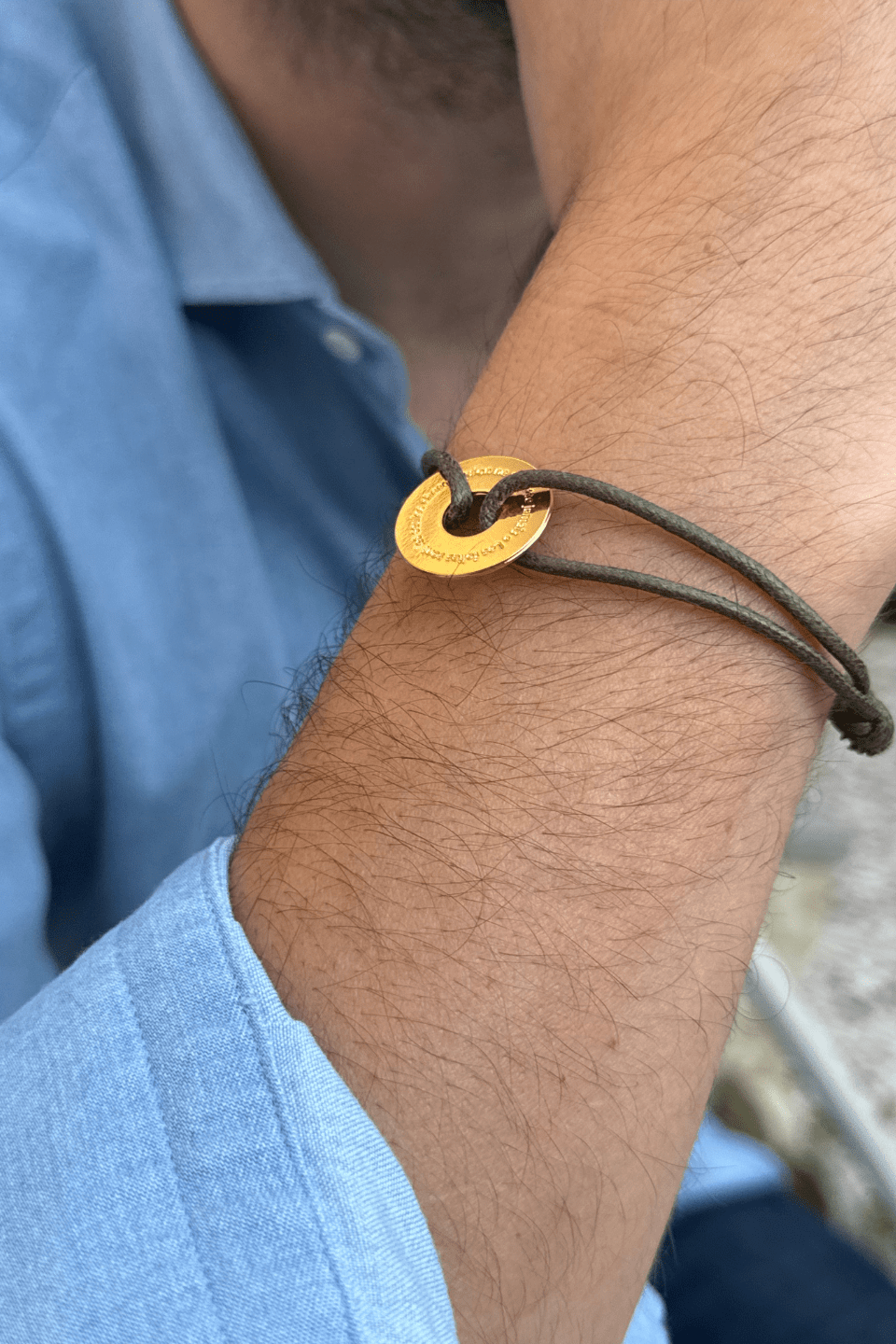 Bracelet avec une médaille sur laquelle est gravée la citation suivante : les folies sont les seules choses qu'on ne regrette jamais. Bracelet cordon homme doré. Bijou mixte.