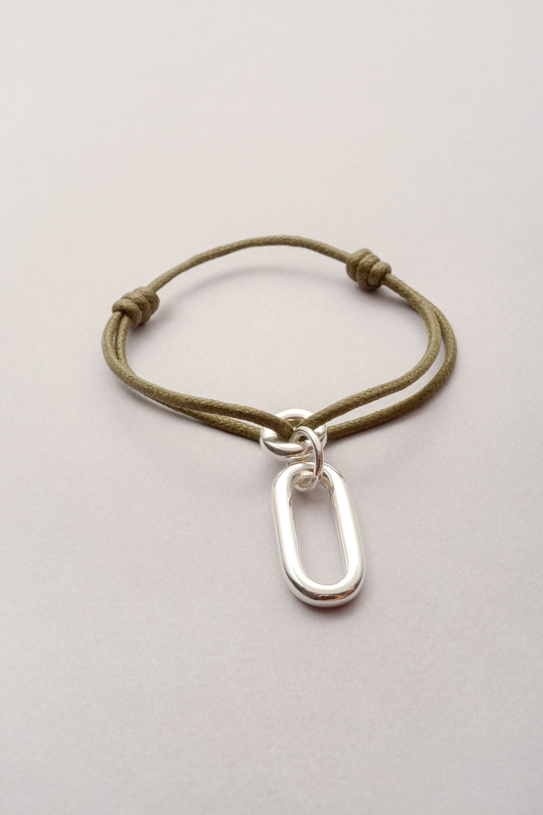 Ce bracelet est composé d'un pendentif rectangulaire avec rebords oval : ricky. Imaginé et assemblé à la main dans notre atelier à Toulouse, ce bijou fantaisie argenté combine un cordon ajustable coloré. 