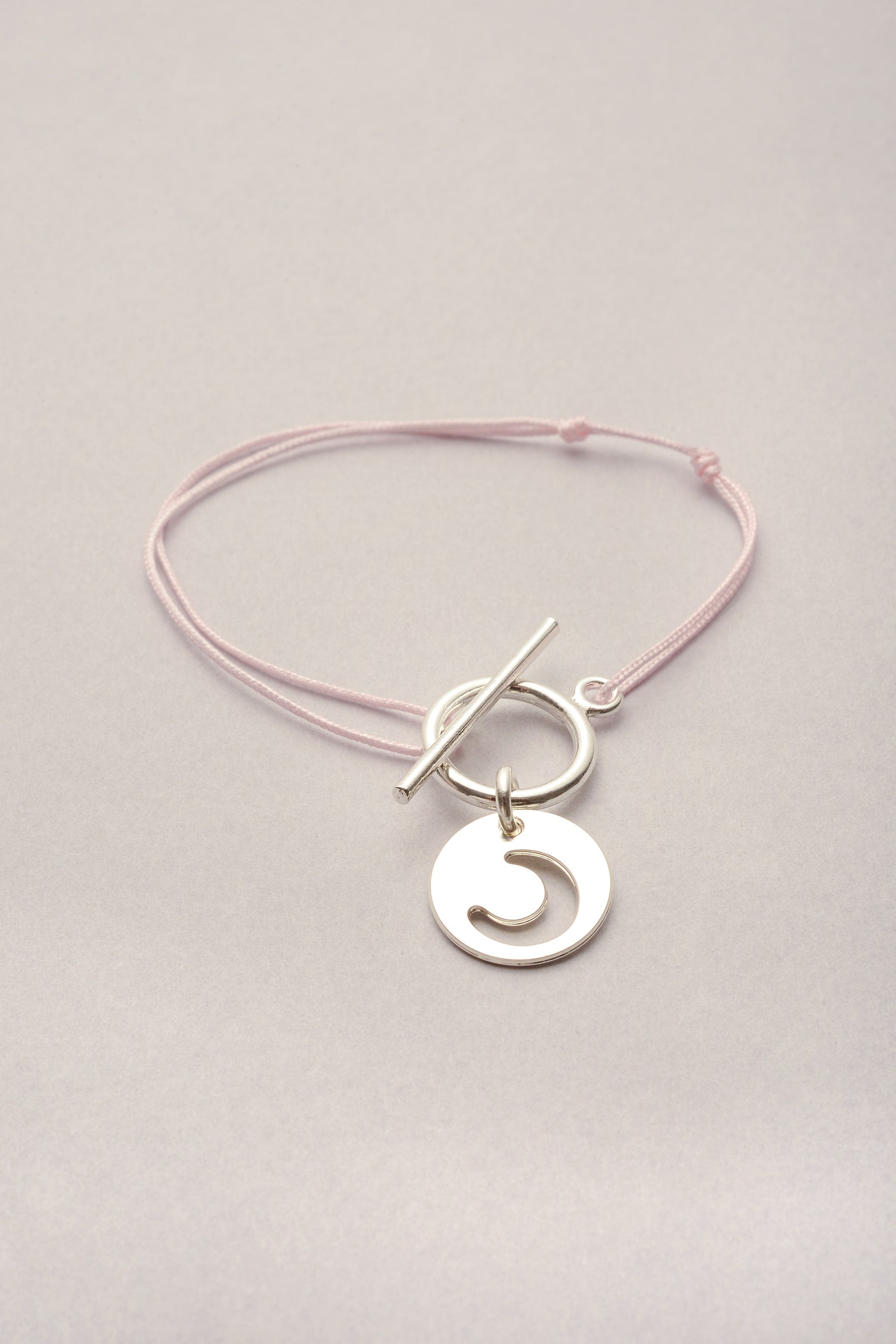 Le bracelet Lou Lune argenté sur cordon fin coloré avec fermoir en T 