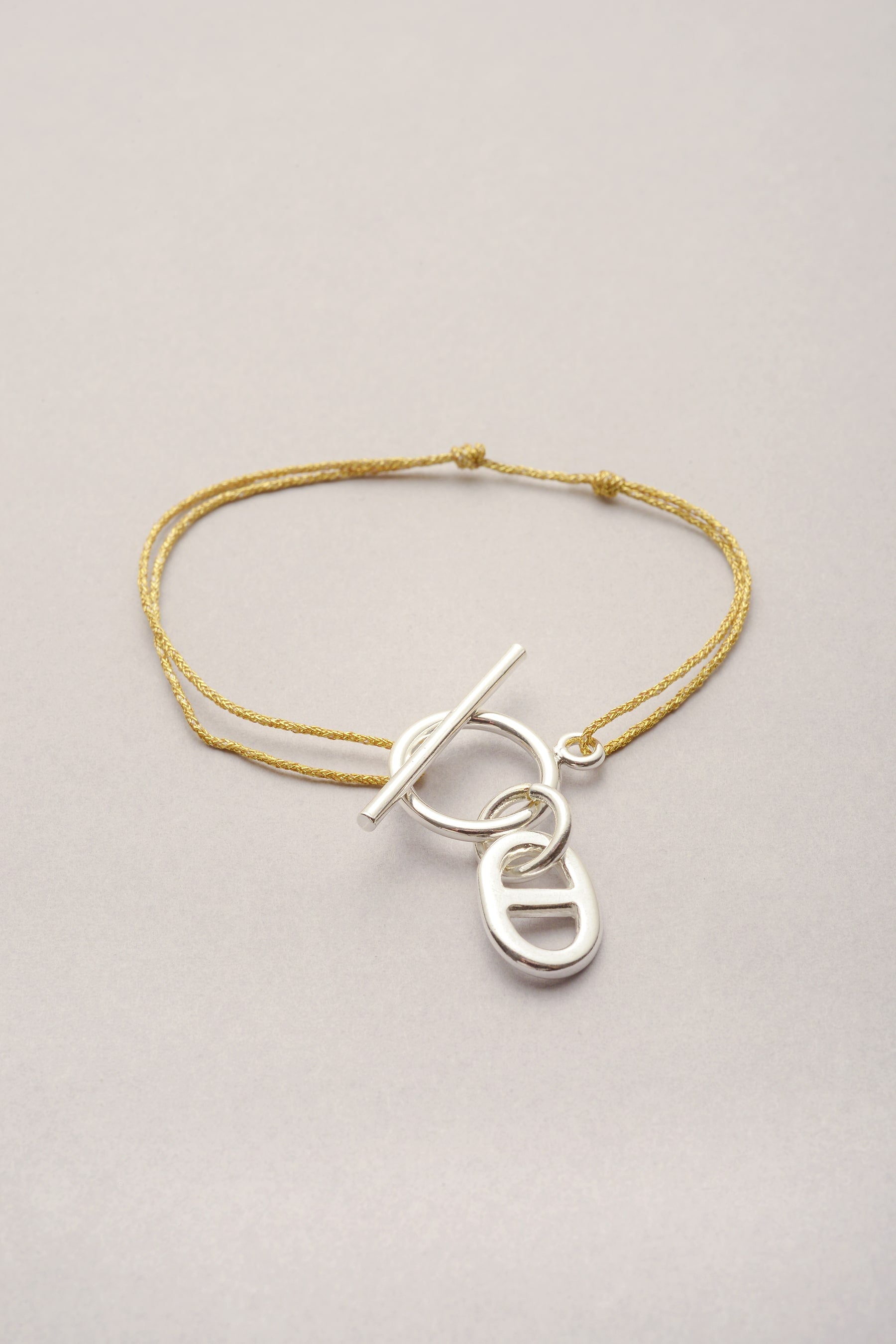 Le bracelet Lou maille argenté  sur cordon fil fin coloré et son fermoir en T