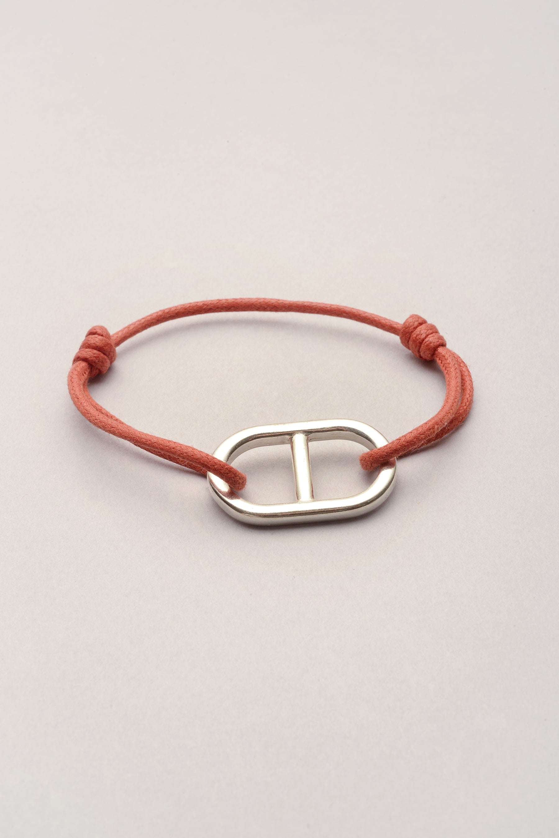 Ce bracelet est composé d'un pendentif maille marine argentée et d'un cordon de coton coloré. Réglable et mixte, ce bracelet convient en bijou de couple. 