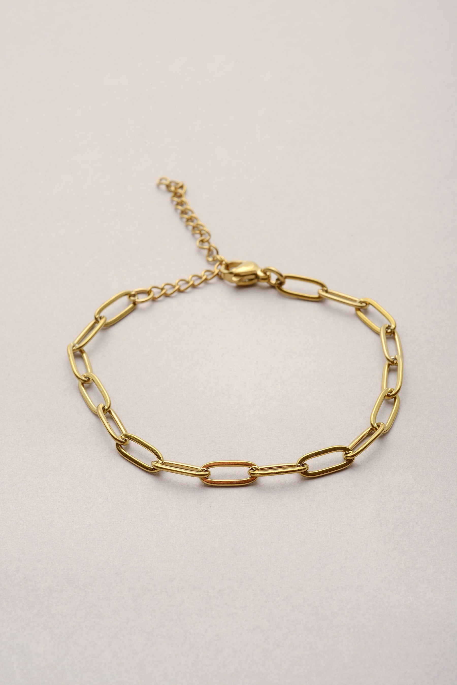 Bracelet maillons doré. Bijou avec une chaîne et un fermoir mousqueton. Ce bijou est mixte et convient à toutes la famille ! 