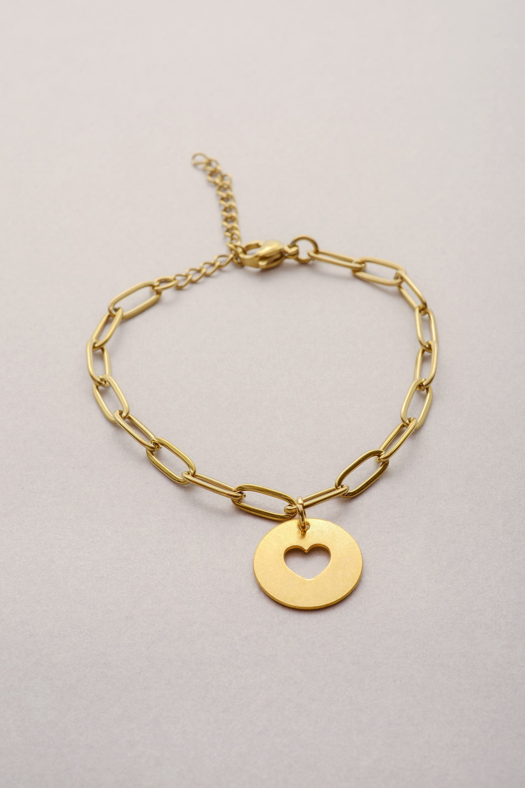 Bracelet mailons médaille coeur doré avec pendentif au choix. Ce bijou fabriqué en France est une idée de cadeau pour femme.