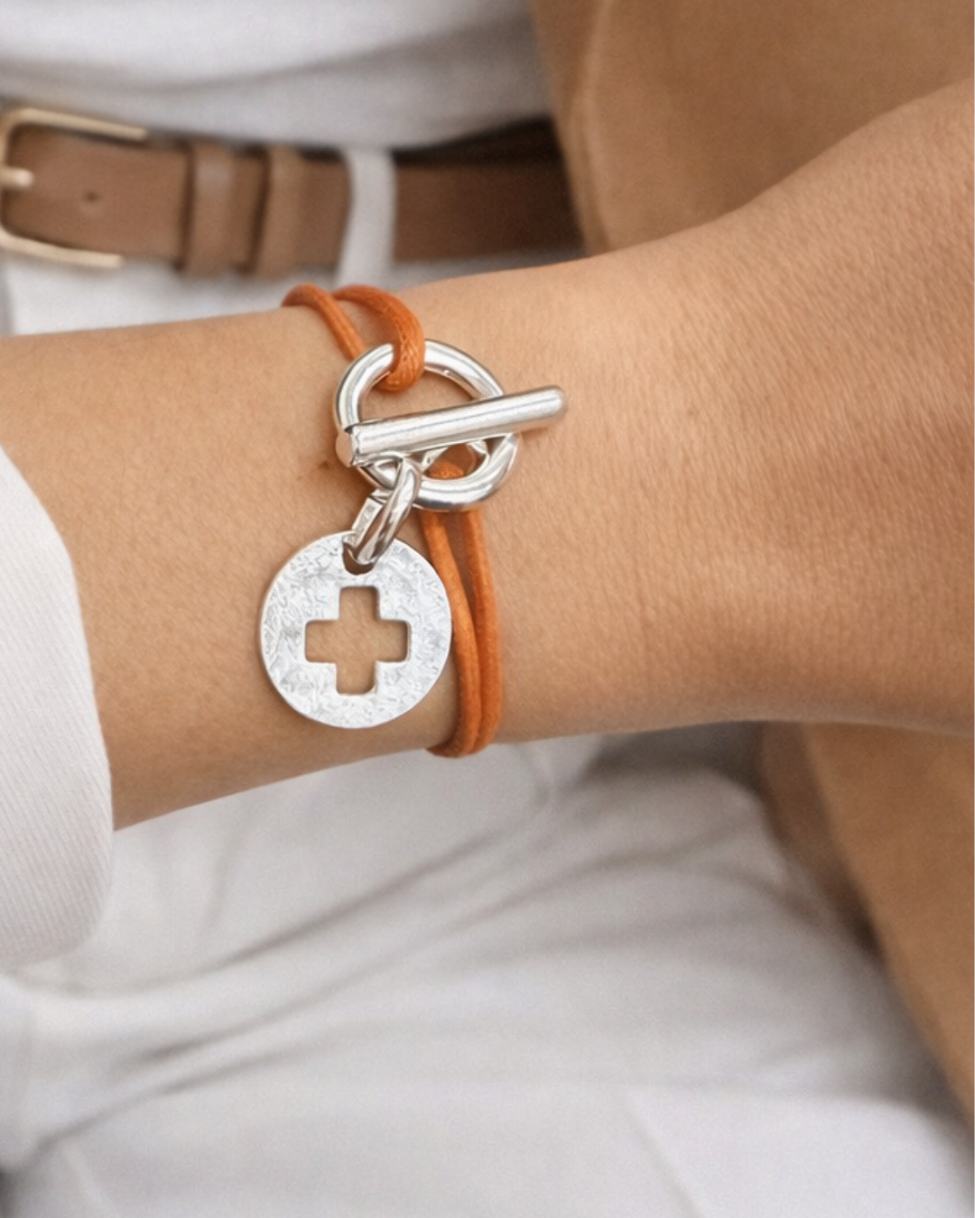 Bracelet cordon avec pendentif croix évidé. Bijou cordon fabriqué en France. Bracelet fermoir en T