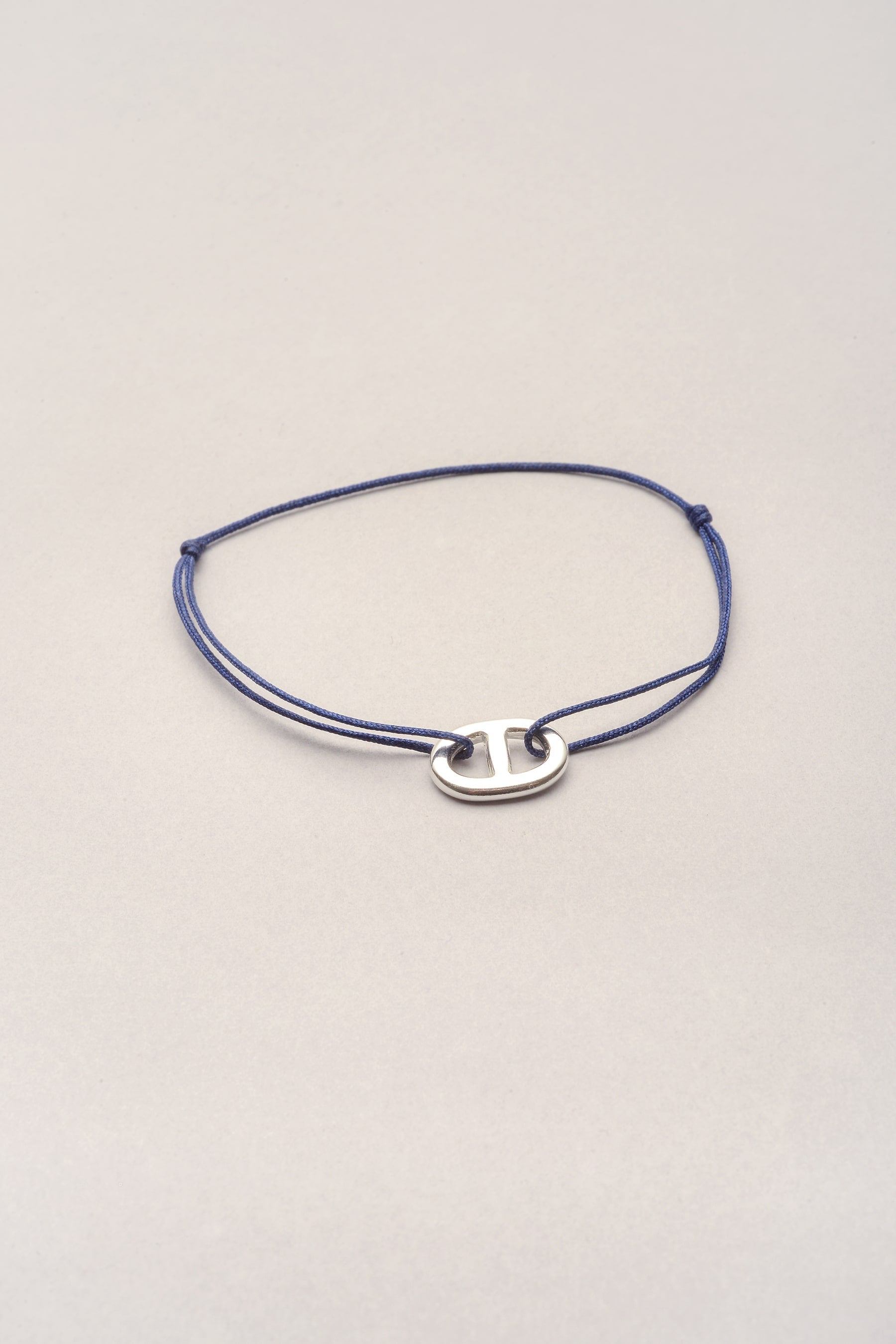 Bracelet mini maille argenté Musardise, bijou fantaisie français en cordon fin coloré personnalisable avec pendentif argenté maille marine, assemblé à la main à Toulouse.