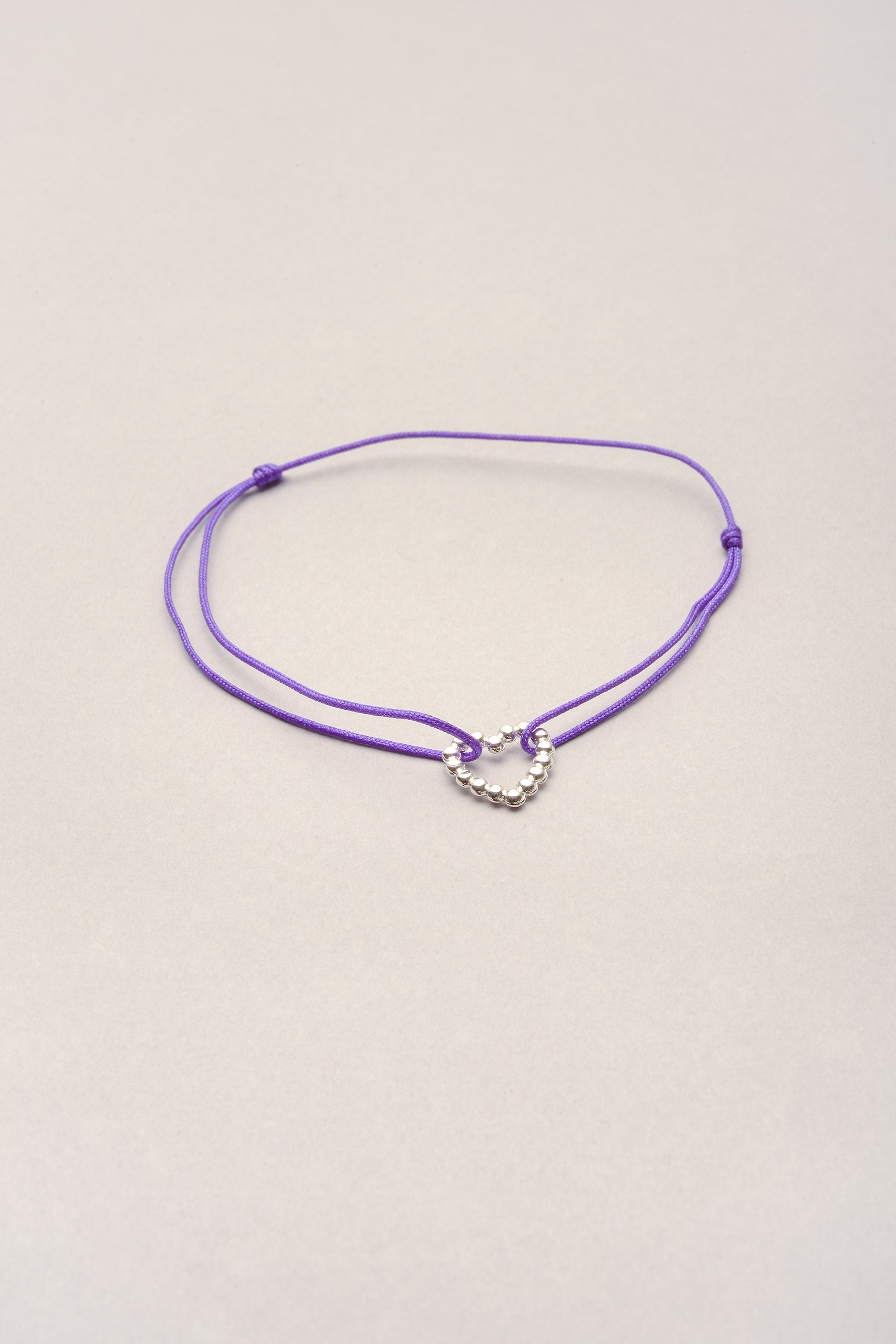 Bracelet petit cœur argenté Musardise, bijou fantaisie made in France sur cordon coloré réglable avec breloque cœur argentée, assemblé à la main à Toulouse.
