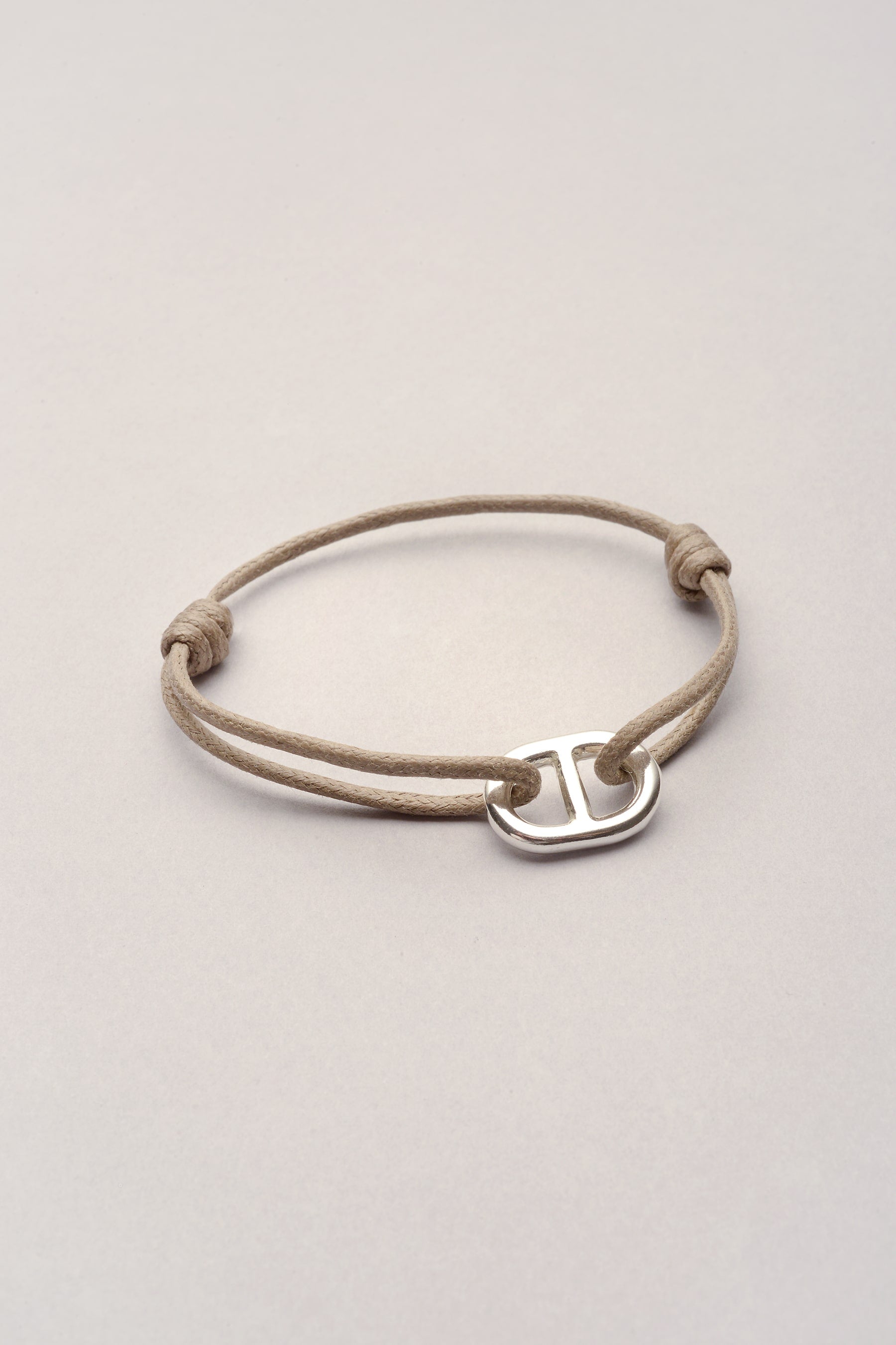 Ce bracelet est composé d'un pendentif maille marine argenté et d'un cordon de coton coloré. Chic et coloré, on l'aime pour son intemporalité ! Le pendentif maille s'inspire de l'ancre marine ce qui en fait un incontournable en bijouterie. 