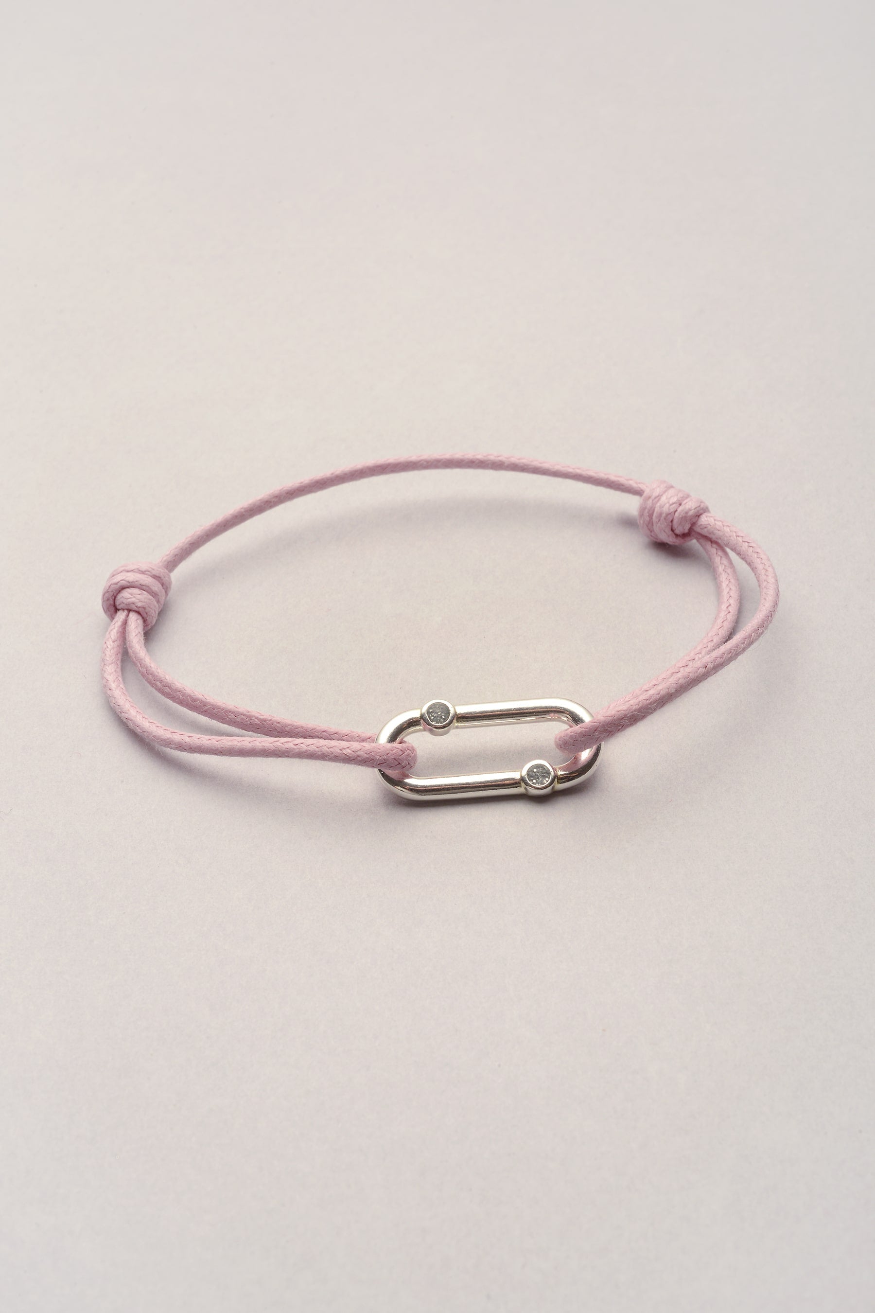 Bracelet avec un pendentif oval et deux strass: ce bijou est composé d'un cordon de coton coloré ajustable ! 