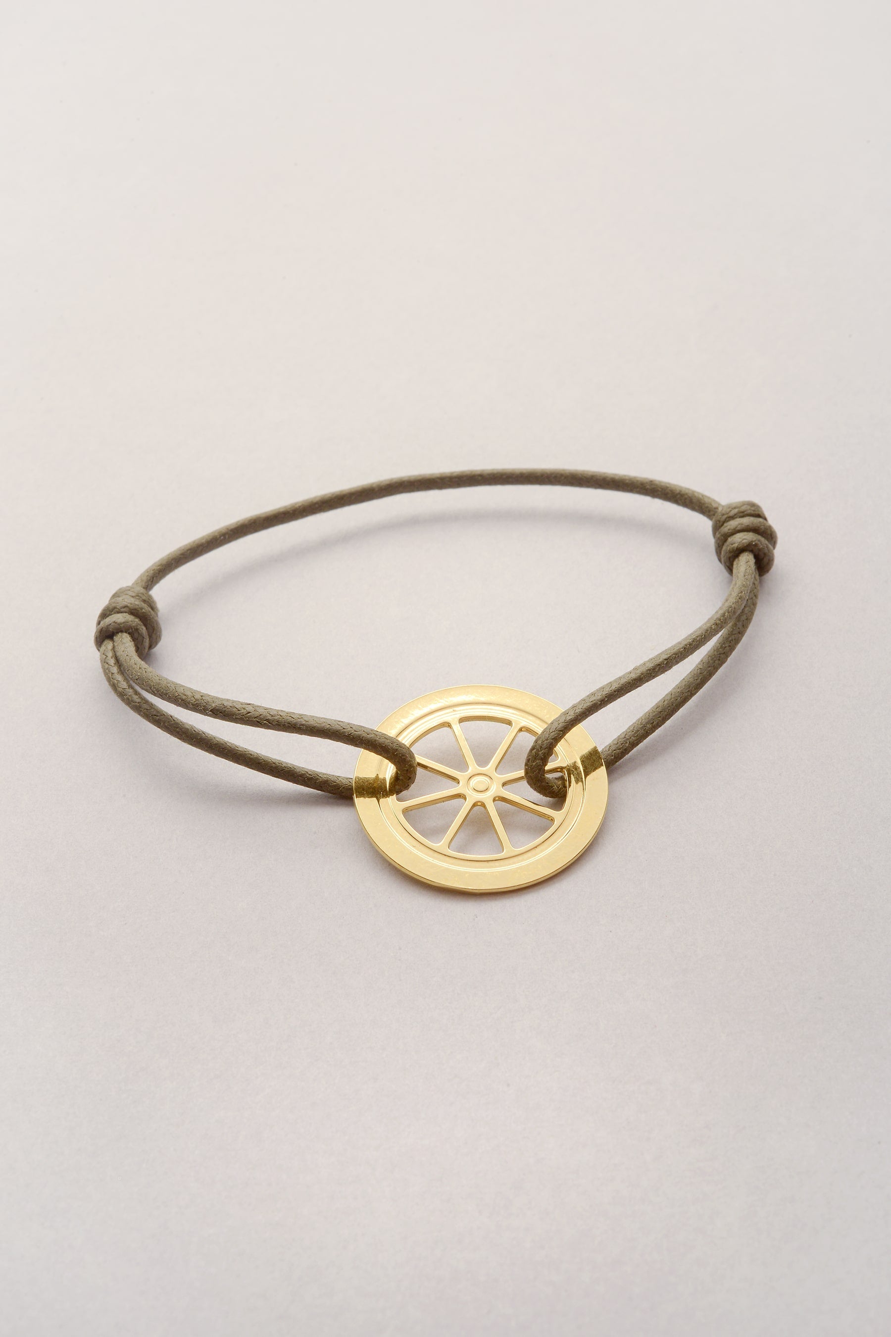 Ce bijou est composé d'un pendentif roue dorée et d'un cordon de coton coloré. Réglable, ce bracelet s'ajuste au poignet: idéal pour un cadeau ! En plus, ce bracelet est mixte et convient donc pour homme et pour femme. 