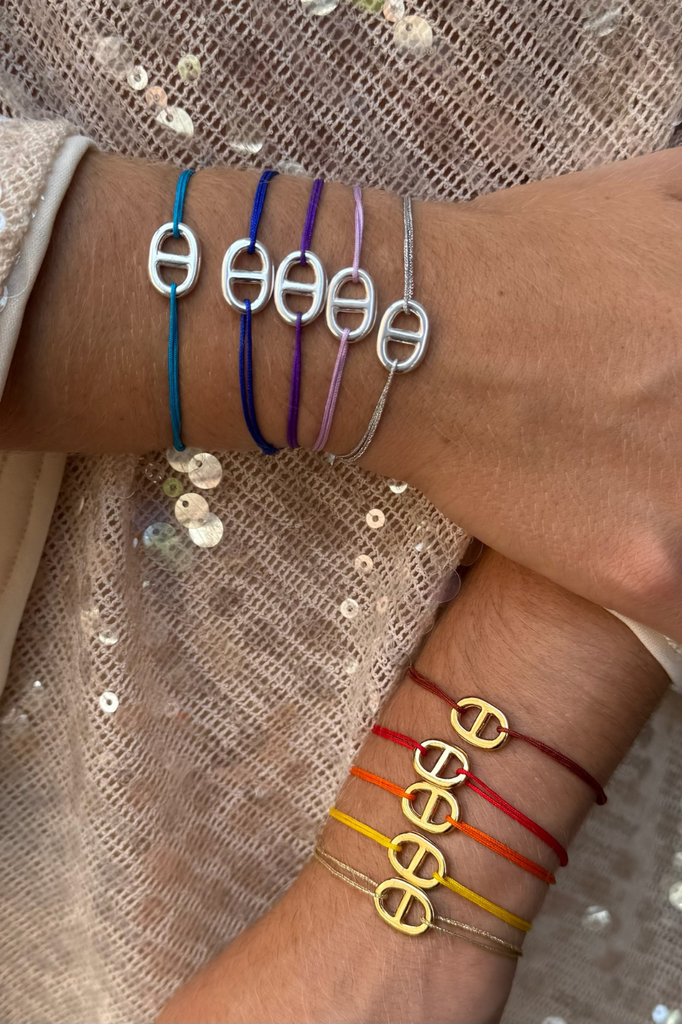 Bracelets avec pendentif maille argenté et doré et fil colore. 