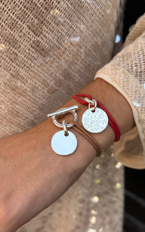 Bijoux cordon avec médaille. Bracelet réglable. 