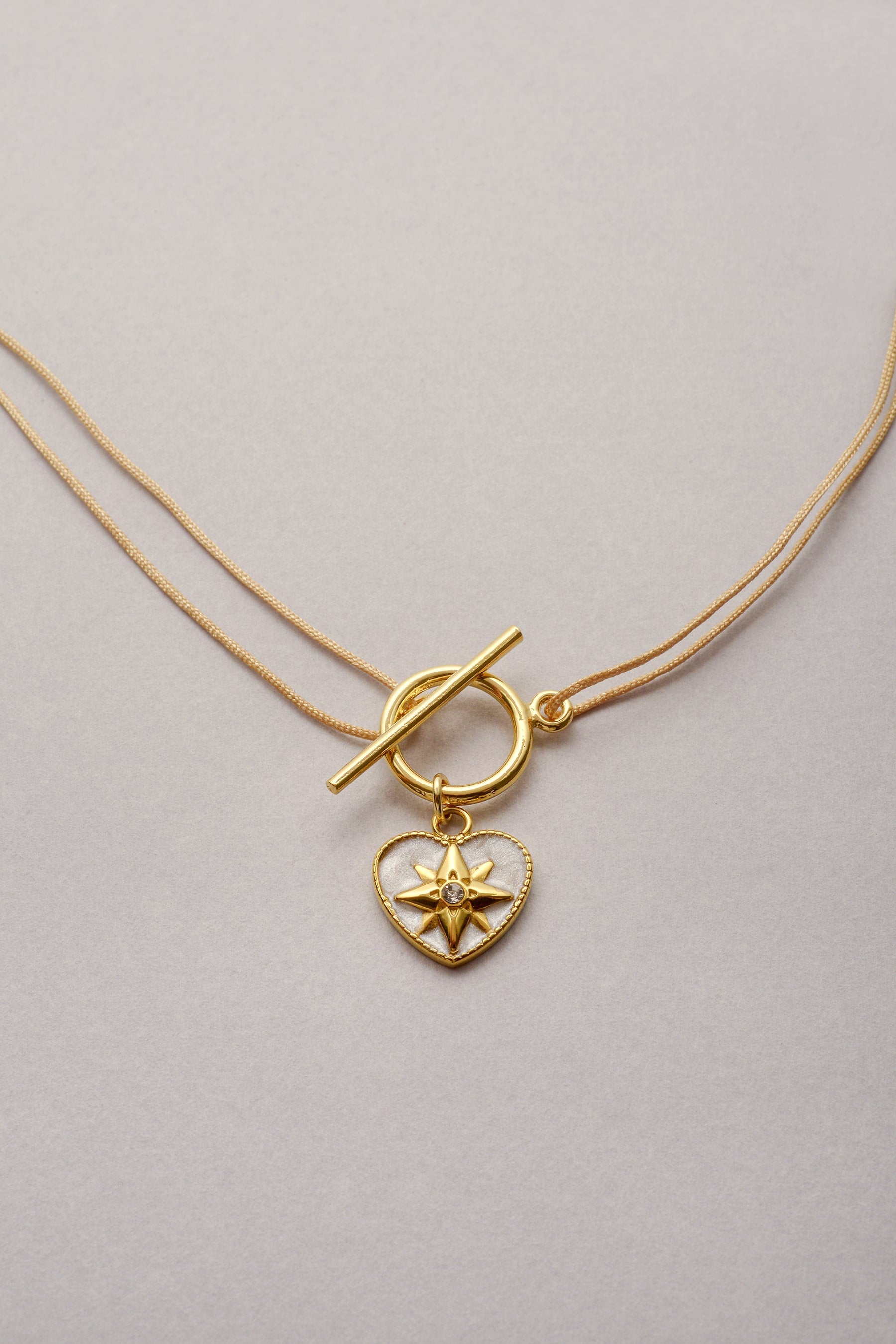 Le collier Lou coeur stass coloré avec son cordon fil fin coloré réglable et personnalisable. Attache facile grâce à son fermoir en T.