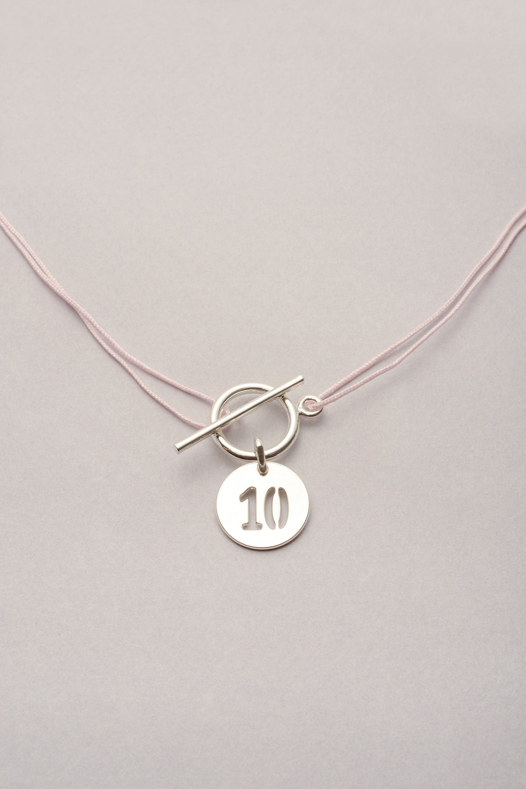 Collier Lou Chiffre Musardise, bijou fantaisie français en cordon fin coloré personnalisable avec médaille argentée gravée d’un chiffre, assemblé à la main à Toulouse.