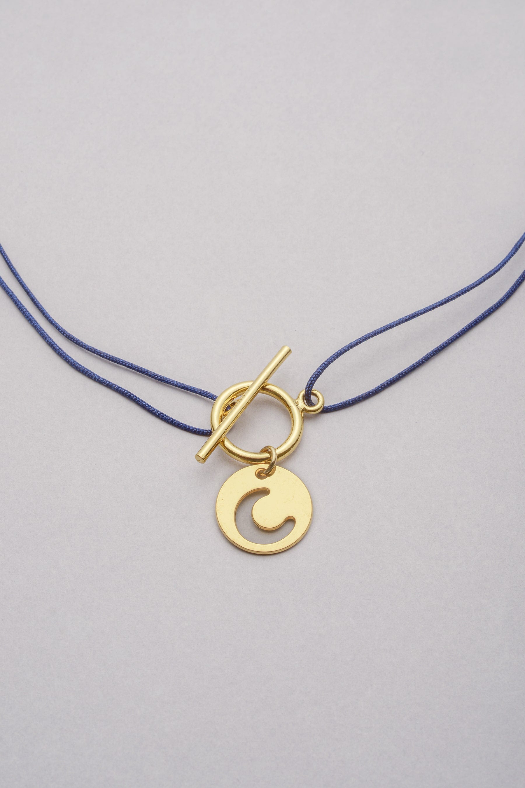 Collier avec fermoir en T et médaille lune évidée. Bijou doré en fabriqué en France. 
