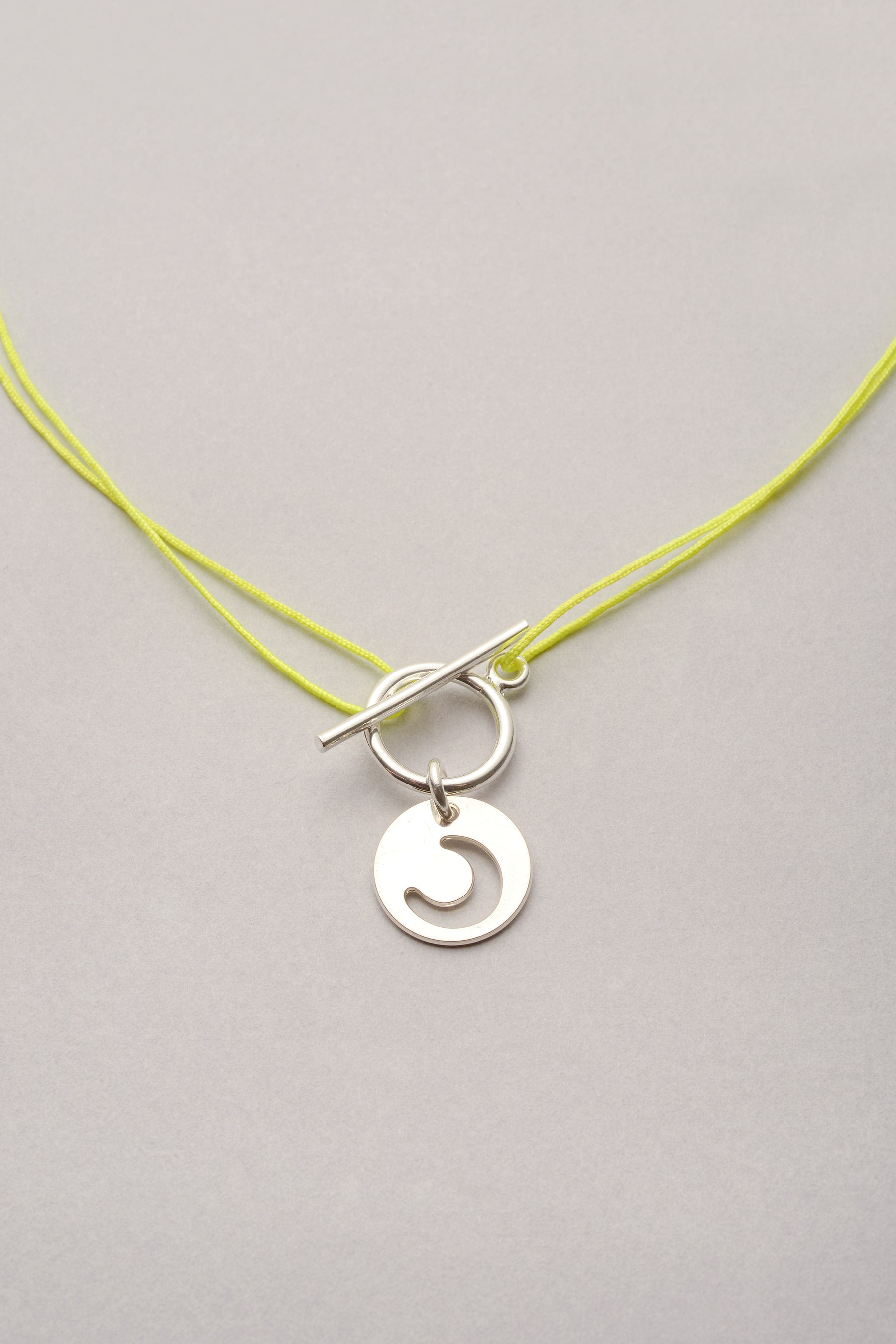 Collier Lou Lune Musardise, bijou fantaisie français en cordon fin coloré personnalisable avec pendentif argenté en forme de lune, assemblé à la main à Toulouse.