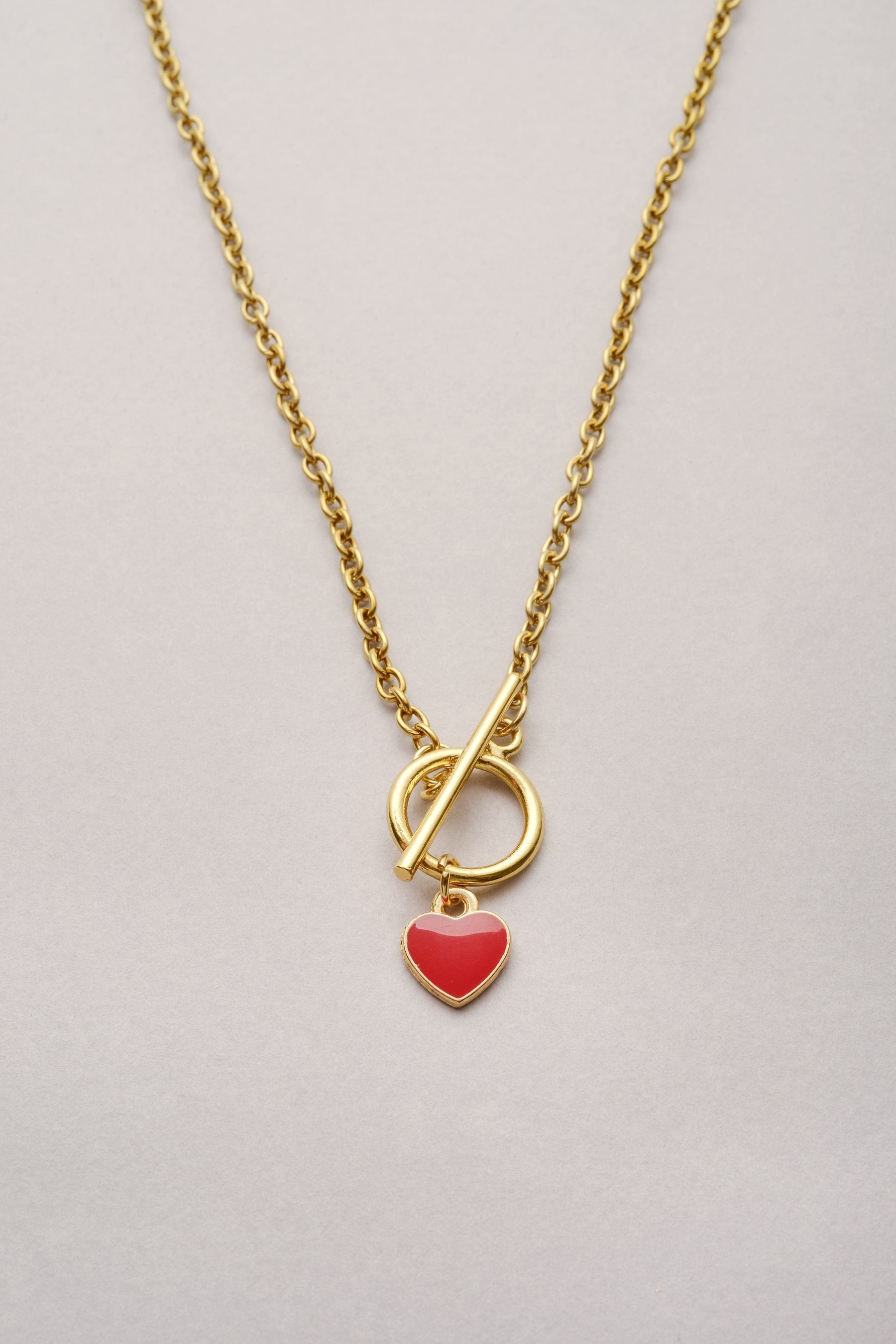 Le collier Lou avec sa chaîne fine et son coeur coloré de chez Musardise, un collier intemporel coloré made in France