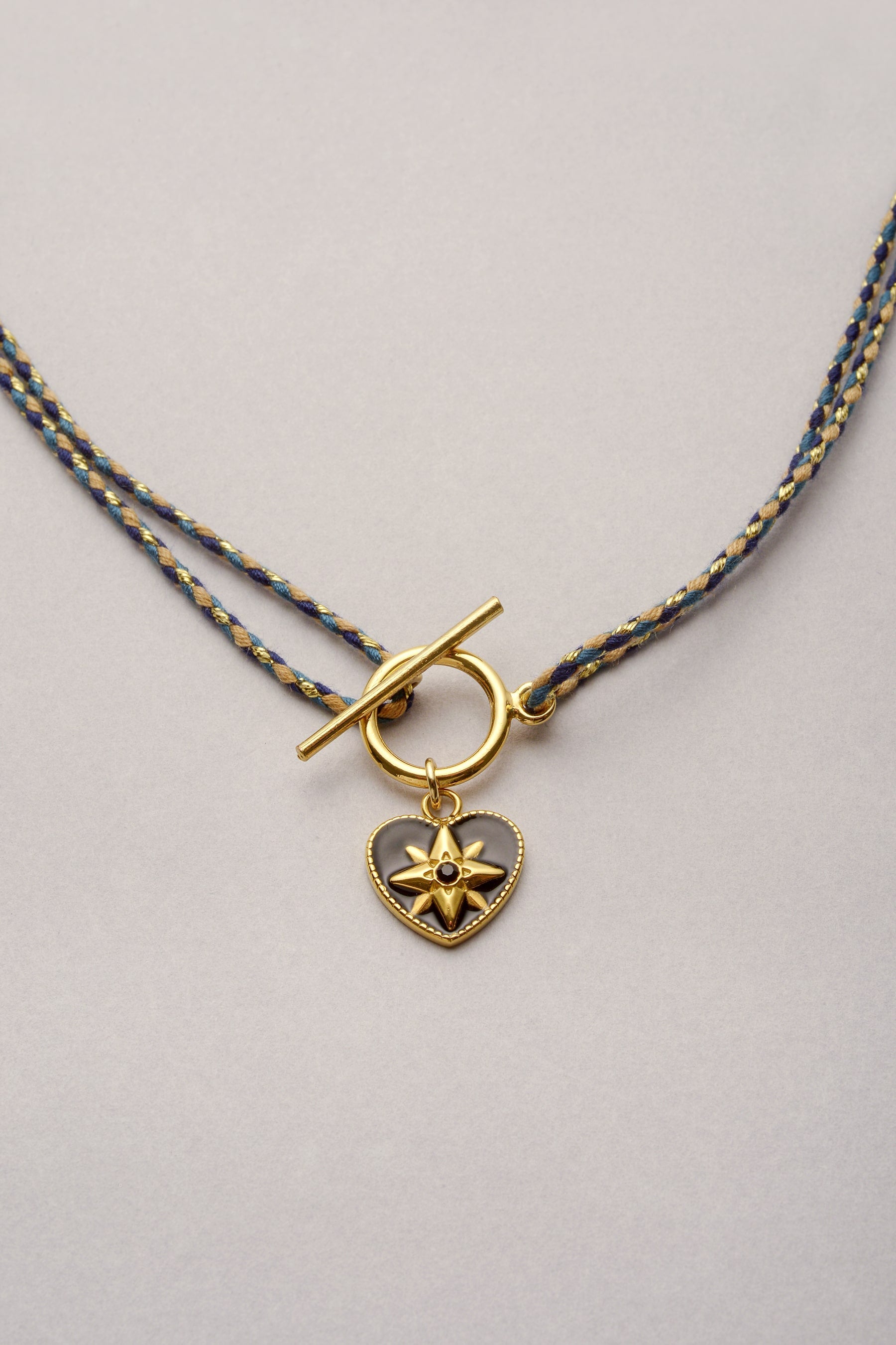 Le collier Lou coeur strass coloré sur cordon tressé Musardise avec fermoir en T