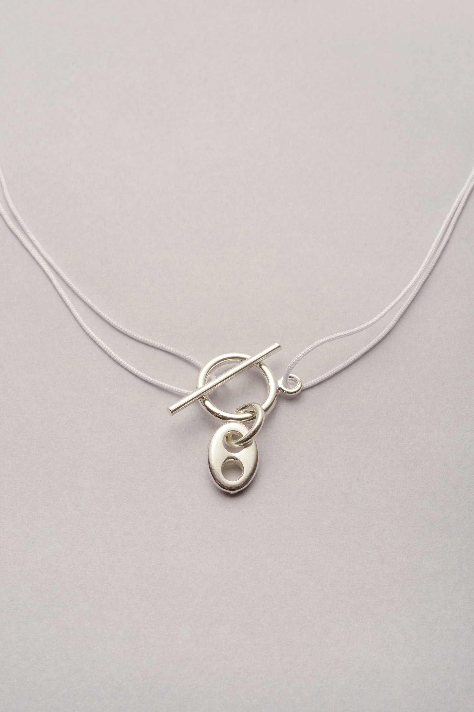 Collier Lou grain de café Musardise, bijou fantaisie français en cordon fin coloré personnalisable avec breloque argentée grain de café, assemblé à la main à Toulouse.