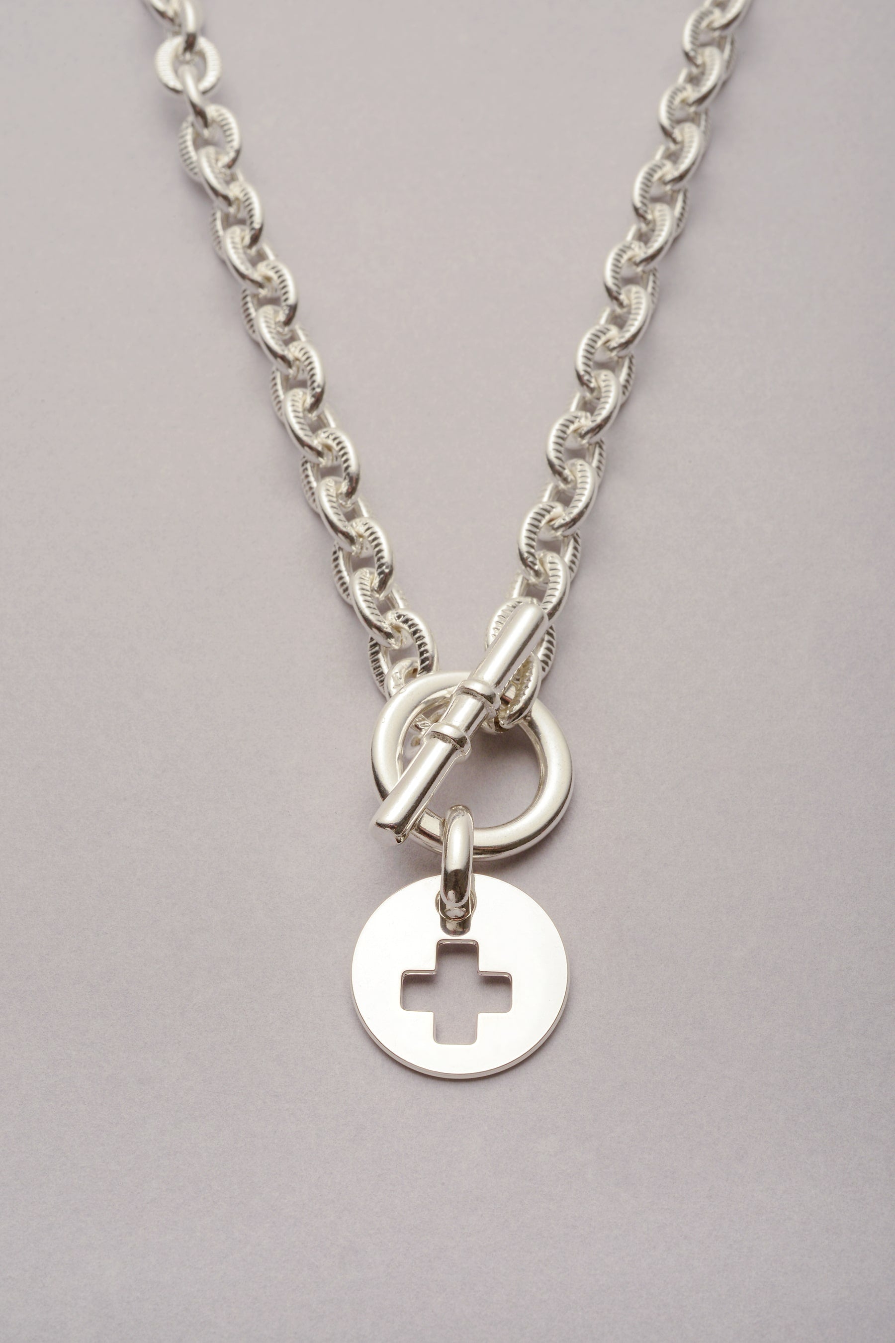 Collier Scarlett médaille croix "Cruz" argenté. Bijou argenté avec chaîne et fermoir en T. Bijou pour femme. 