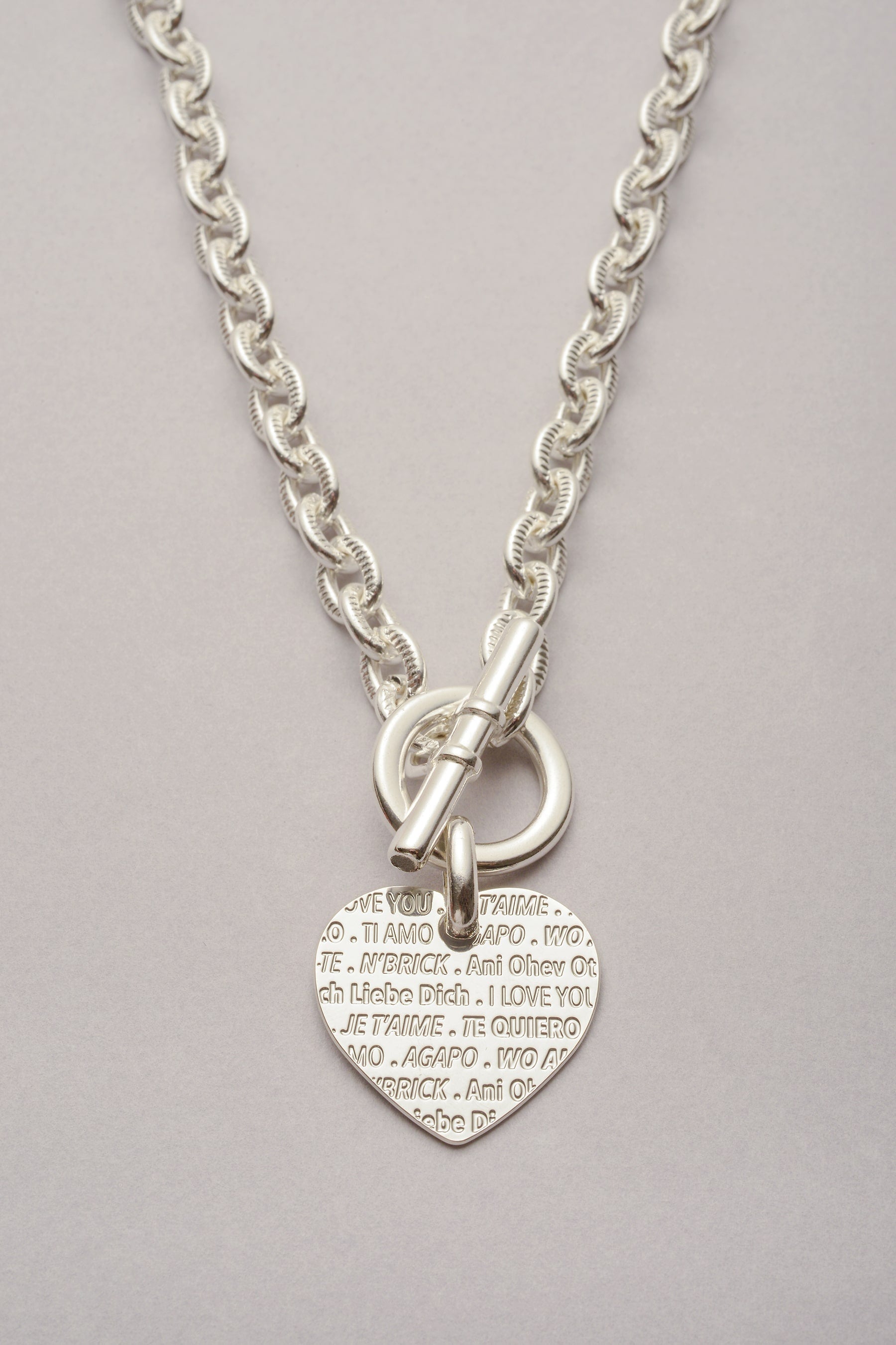 Collier Scarlett pendentif Coeur Je T'aime argenté. Bijou pour femme fabriqué en France. Ce collier a été inspiré par le mur des je t'aime à Paris. Sur le pendentif coeur est inscrit la phrase je t'aime en plusieurs langues. 