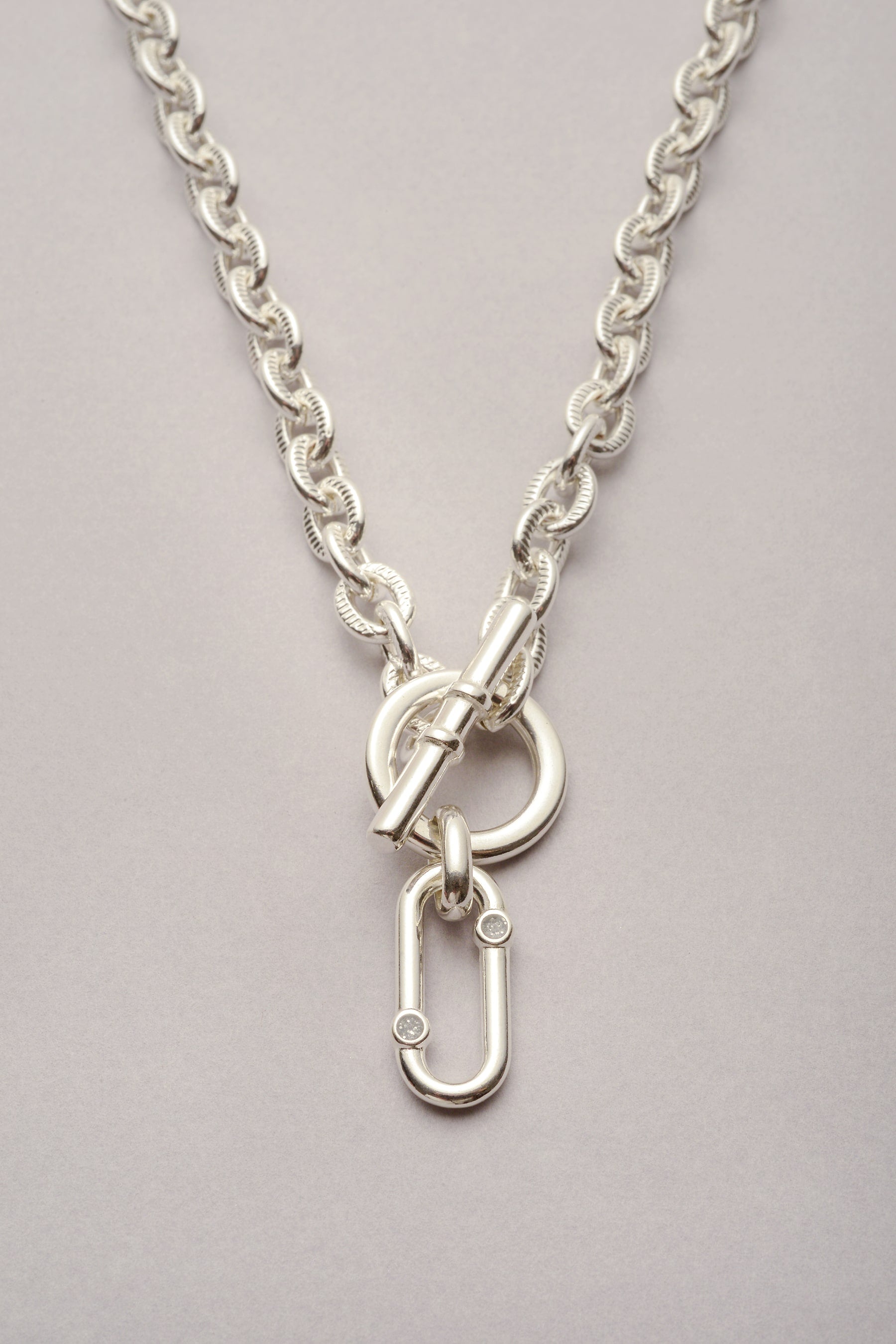 Collier Scarlett pendentif Ricky Strass avec chaîne striée. Ce bijou fabriqué en France et argenté existe en plusieurs taille. Pratique, il s'ouvre et se ferme grâce à un fermoir en T. 