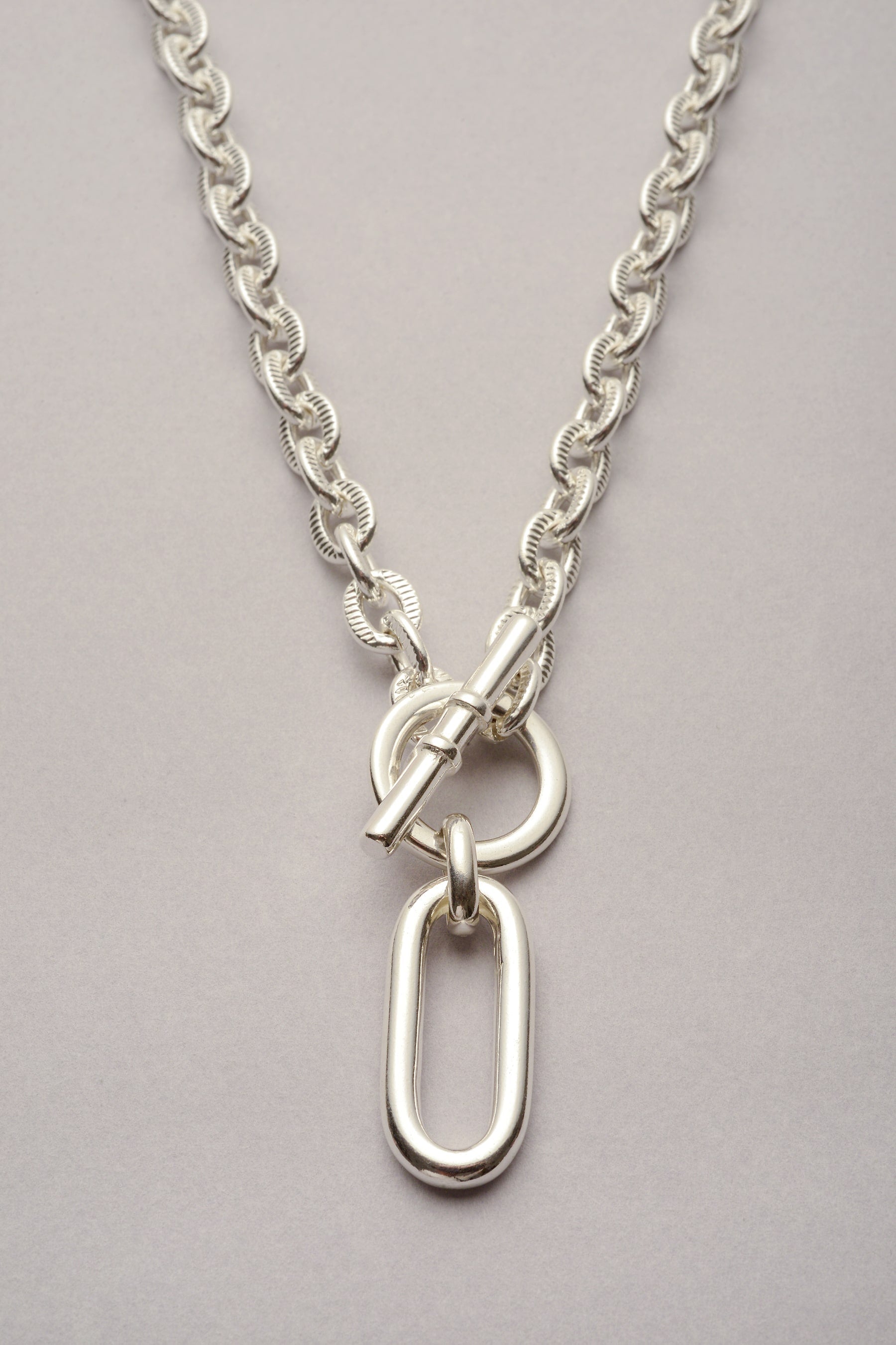 Collier Scarlett pendentif Ricky argenté avec chaîne striée. Bijou pour femme fabriqué en France. 