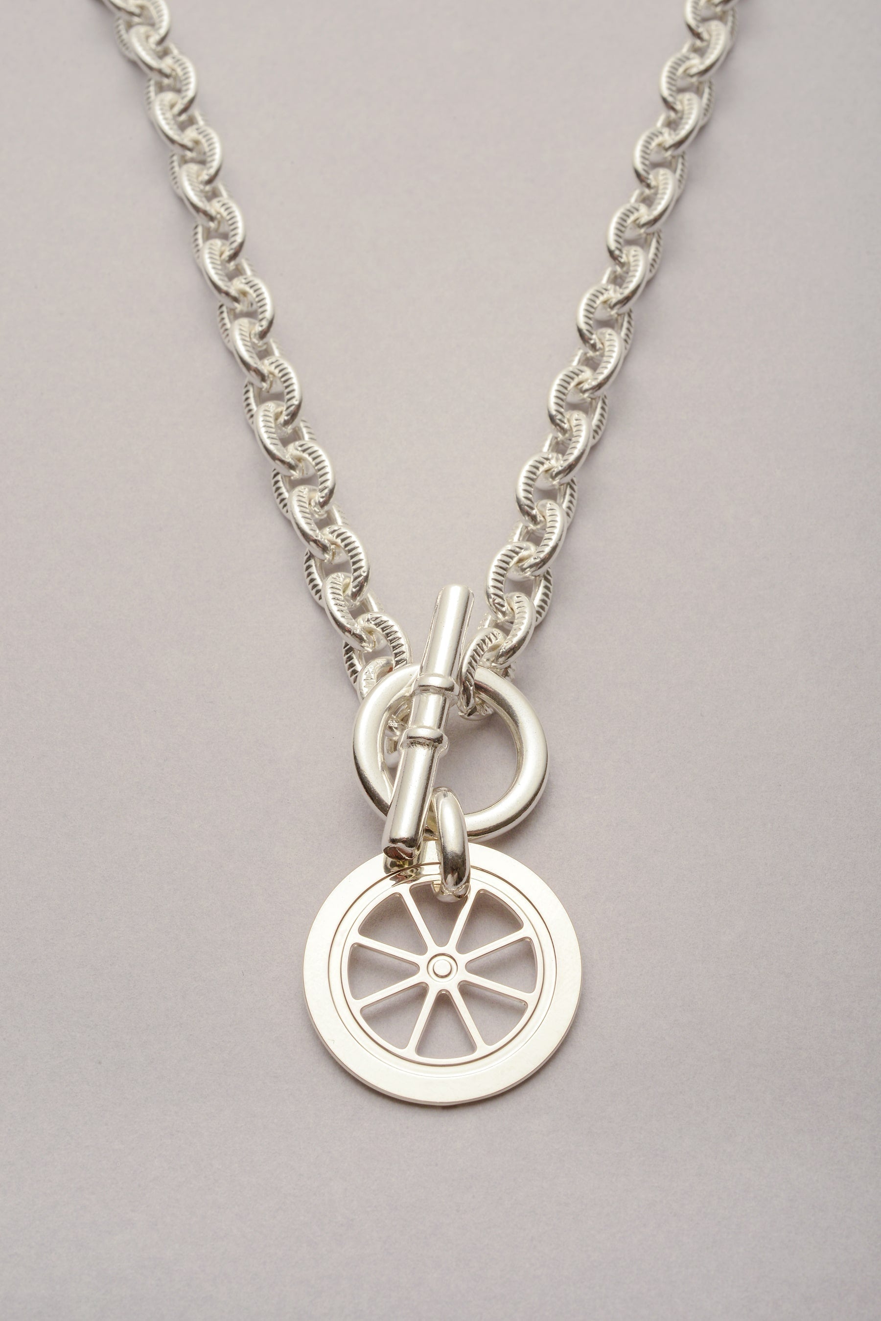 Collier Scarlett pendentif Roue argenté. Ce bijou est fabriqué en France et inspiré du célèbre triporteur bijoux. 