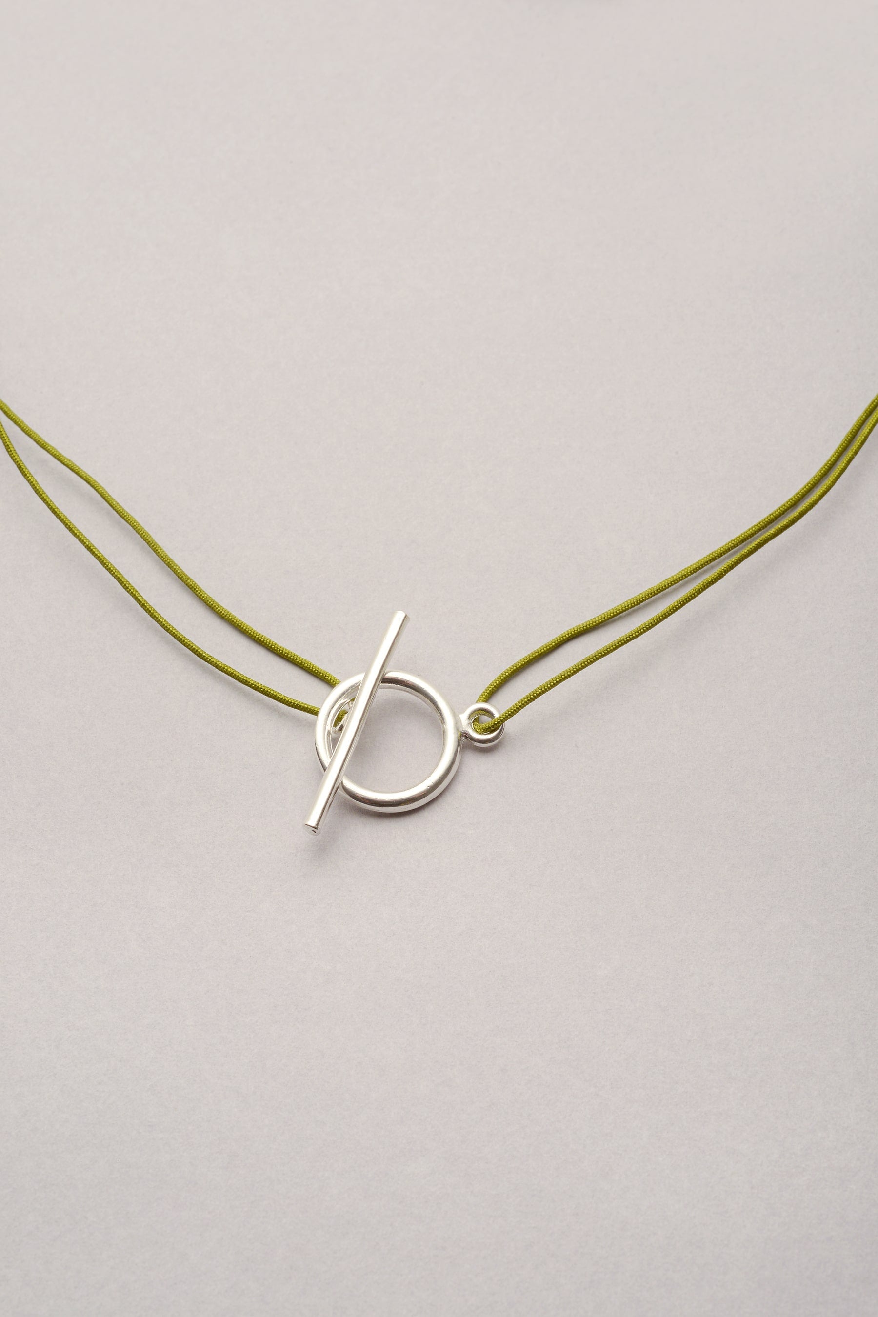 Collier Lou argenté sur cordon fin coloré. Ajustable et réglable avec noeuds coulissants Musardise