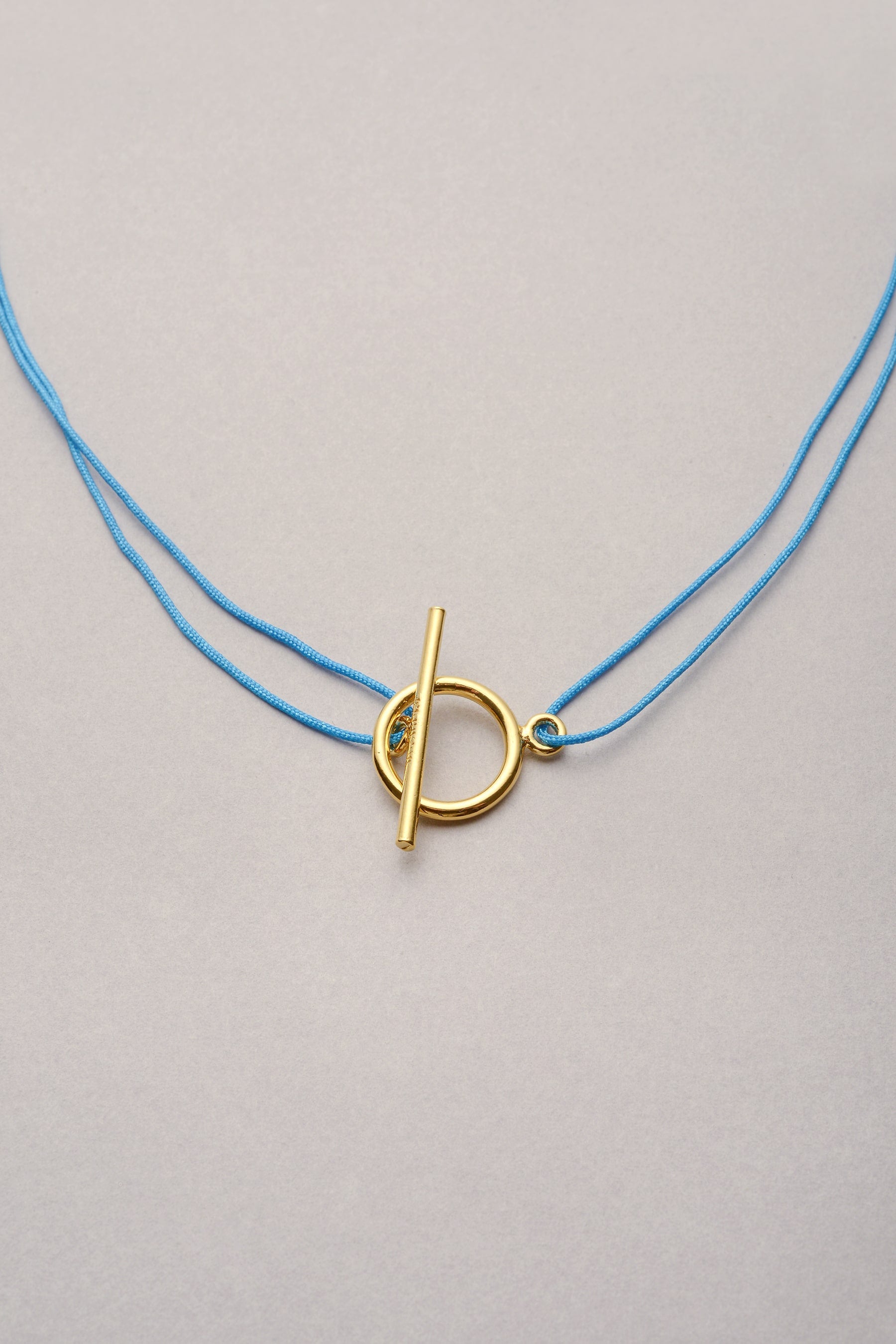 Collier Lou doré sur cordon fin coloré. Ajustable et réglable avec noeuds coulissants Musardise