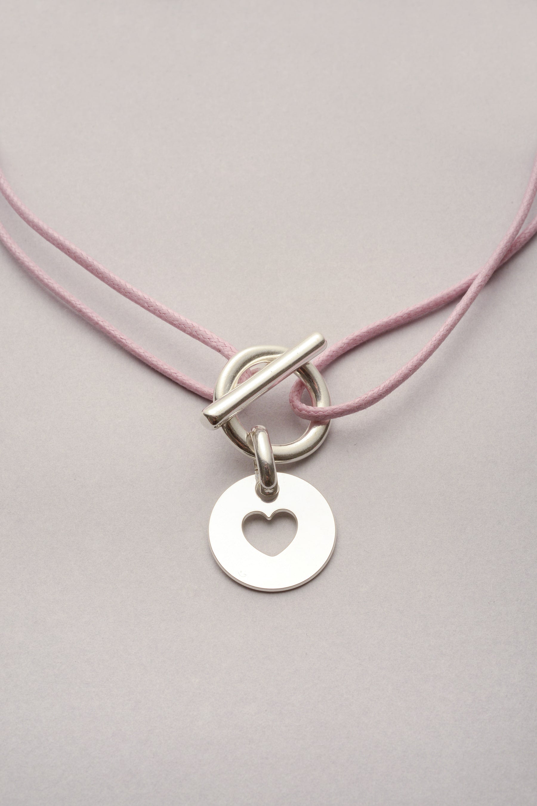 Ce collier est composé d'une attache et d'une médaille coeur argenté. Vous pouvez choisir la couleur, et la longueur du cordon. 