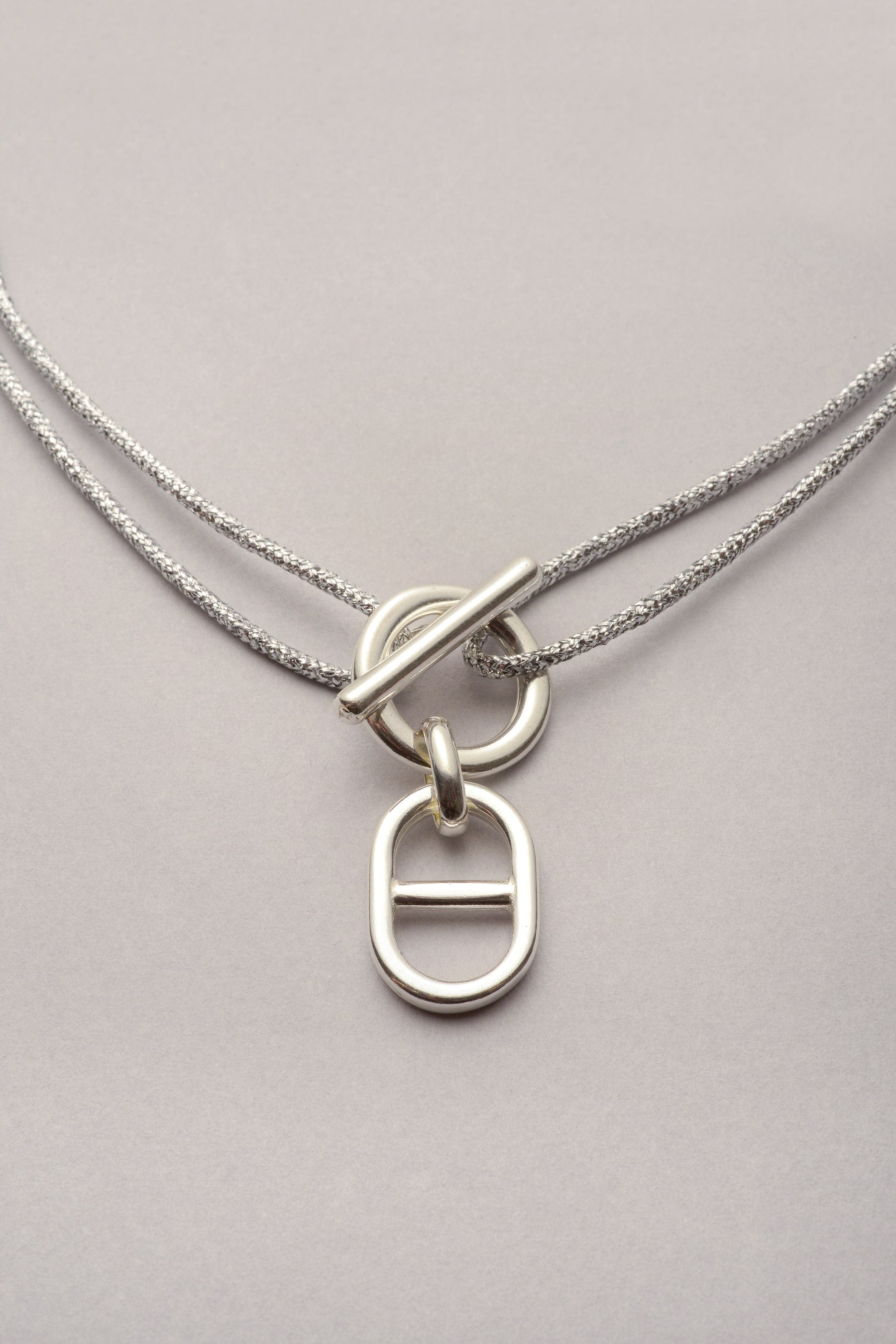 ce bijou est composé d'un cordon coloré et d'un pendentif maille argenté. Réglable et personnalisable dans la couleur de votre choix, ce collier est une idée de cadeau pour tout âge. 