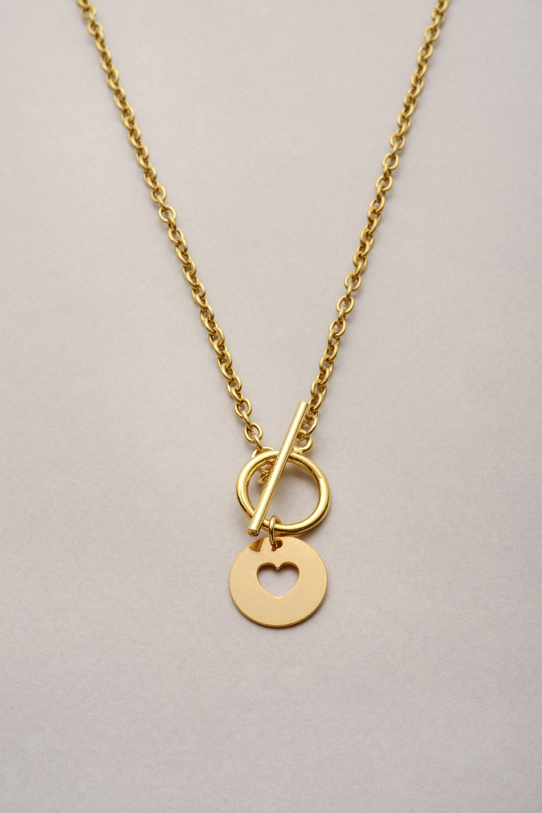 Le collier chaîne fine médaille coeur doré "Lou"est fabriqué en France. Pendentif coeur ajouré personnalisable et fermoir en T. 