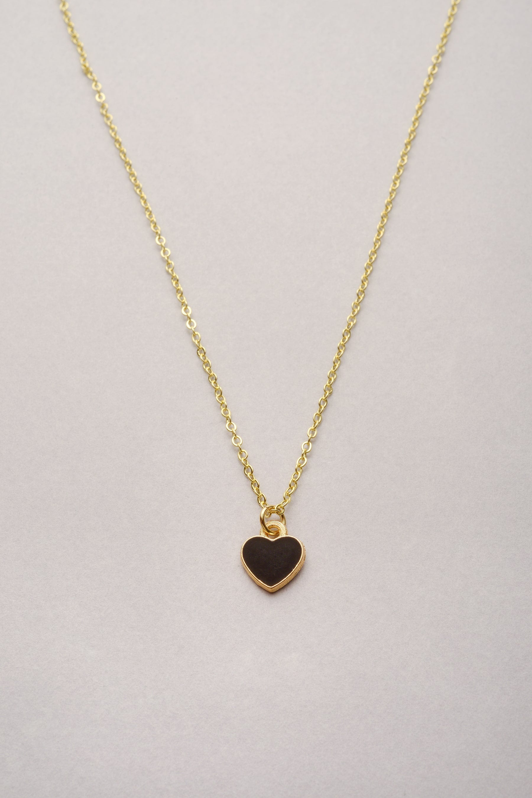 Collier avec pendentif coeur coloré Musardise. Chaîne fine et pendentif en forme de coeur. Bijou fantaisie made in France.