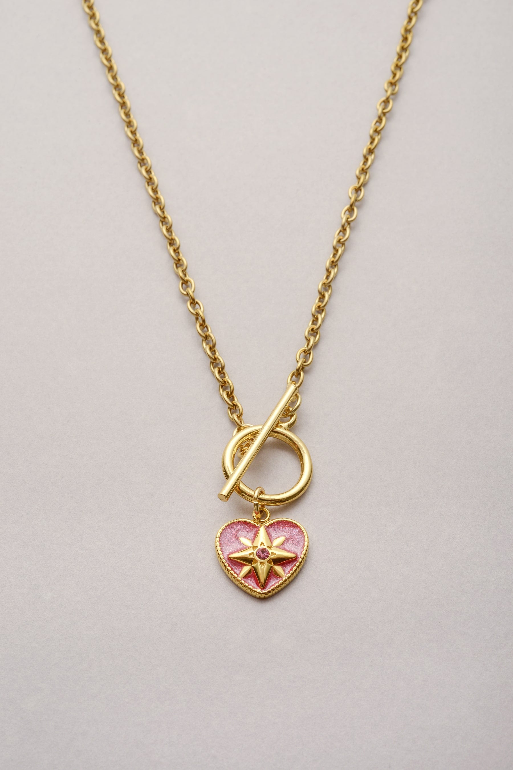 Le collier chaîne fine coeur strass doré "Lou"est fabriqué en France. Bijou fantaisie avec pendentif personnalisable en plusieurs couleurs. 