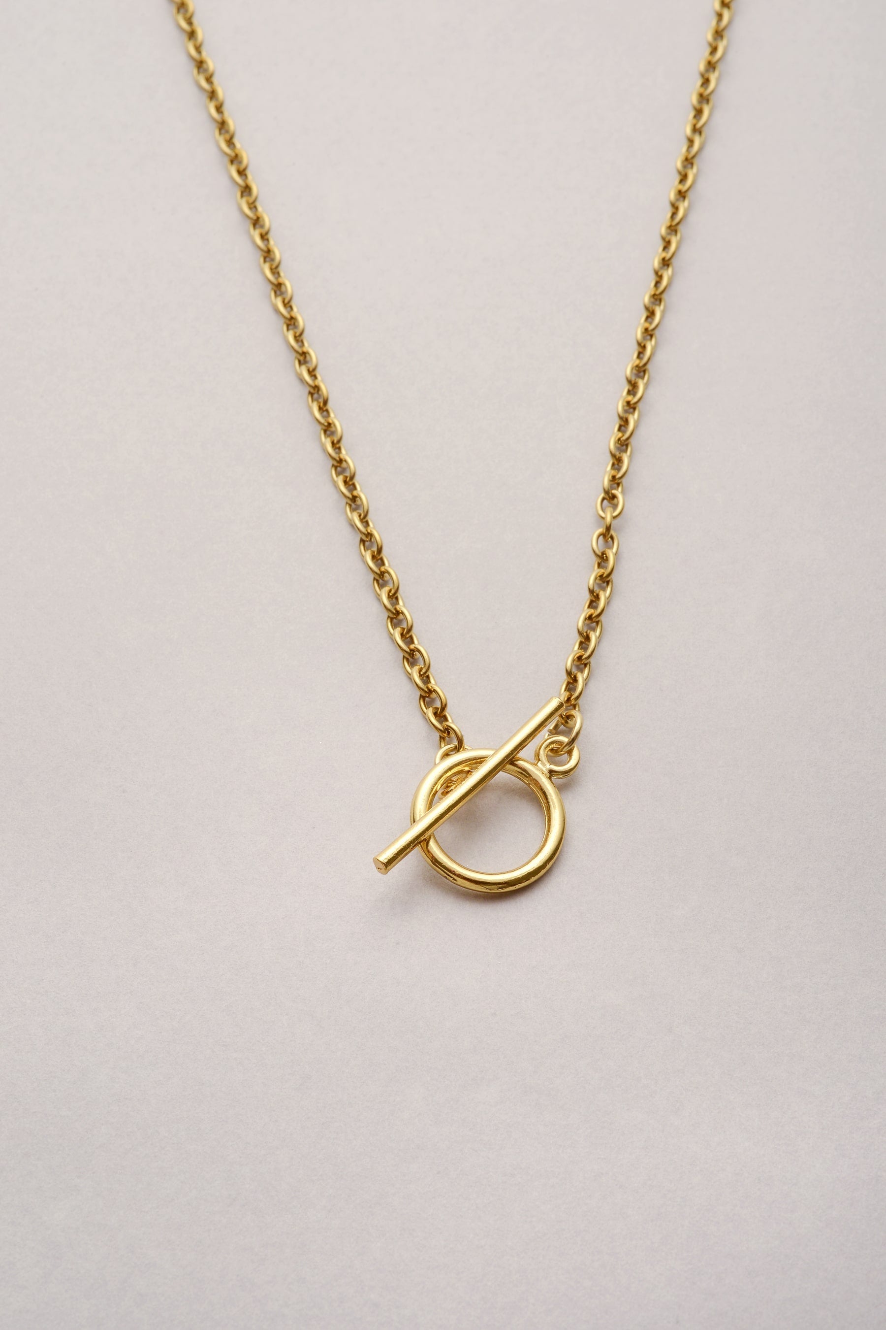 Collier chaîne fine fermoir en T doré Lou fabriqué en France. Bijou doré pour femme pratique. 